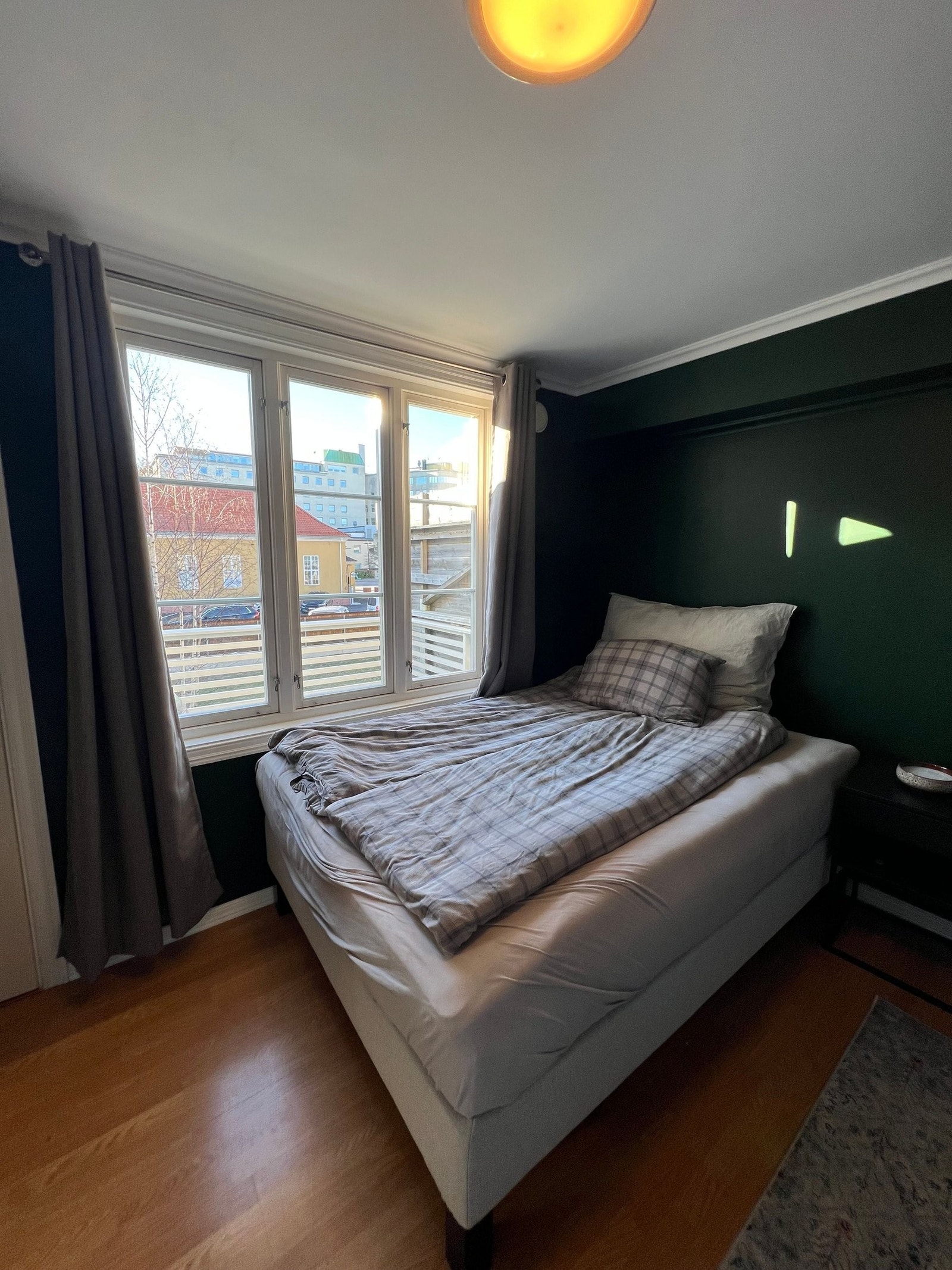 Soverom mot bakgård. Galleribilde