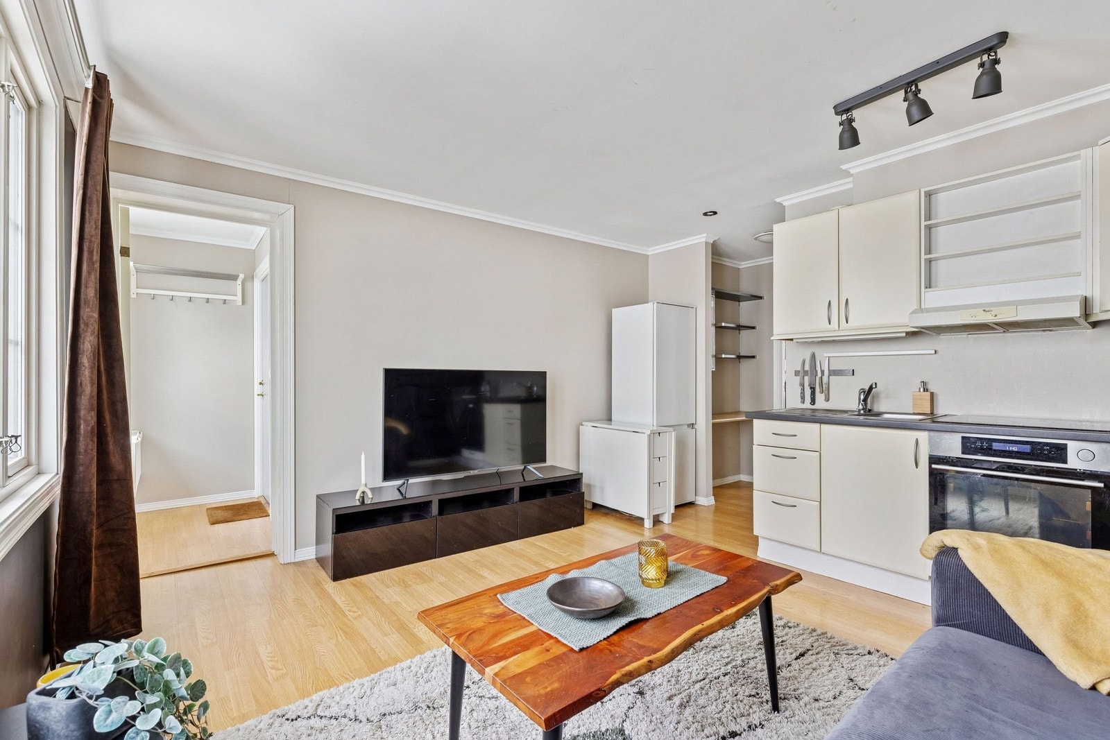 Hvitevarer som ovn, platetopp, kjøleskap og vaskemaskin følger med på kjøpet. Galleribilde