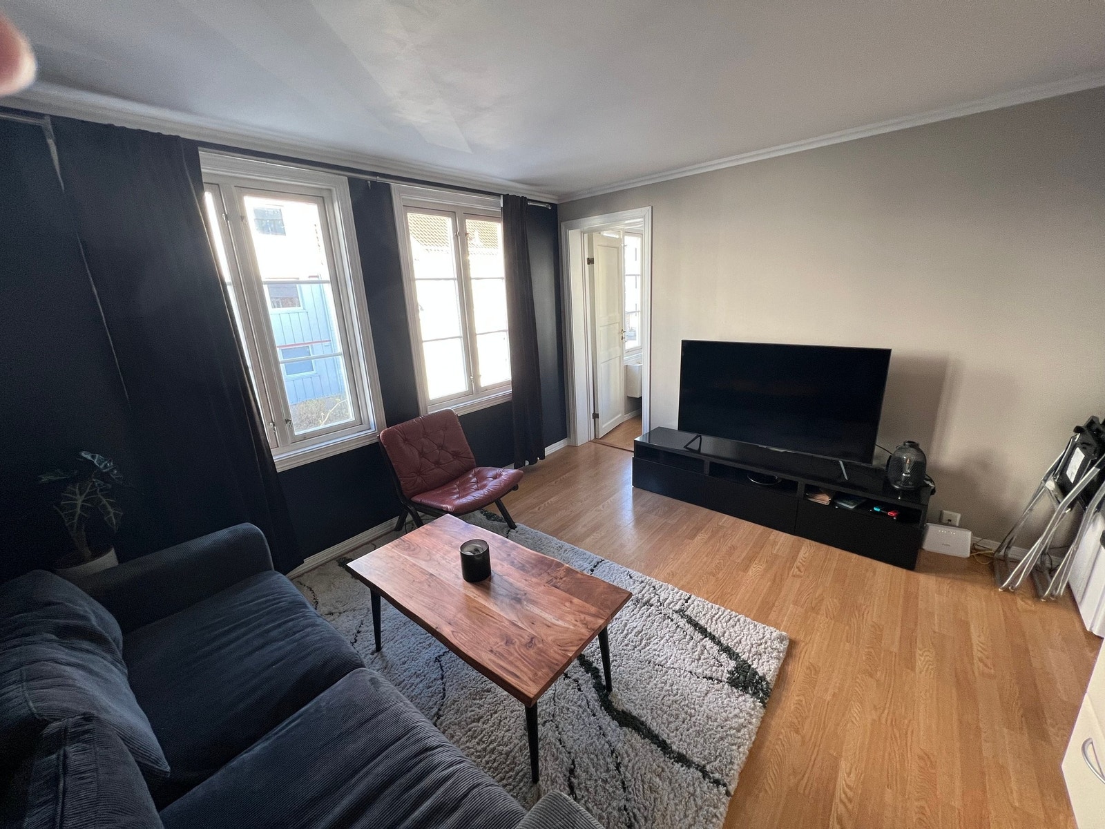 Romslig stue og lys stue med plass til soffagruppe. Galleribilde