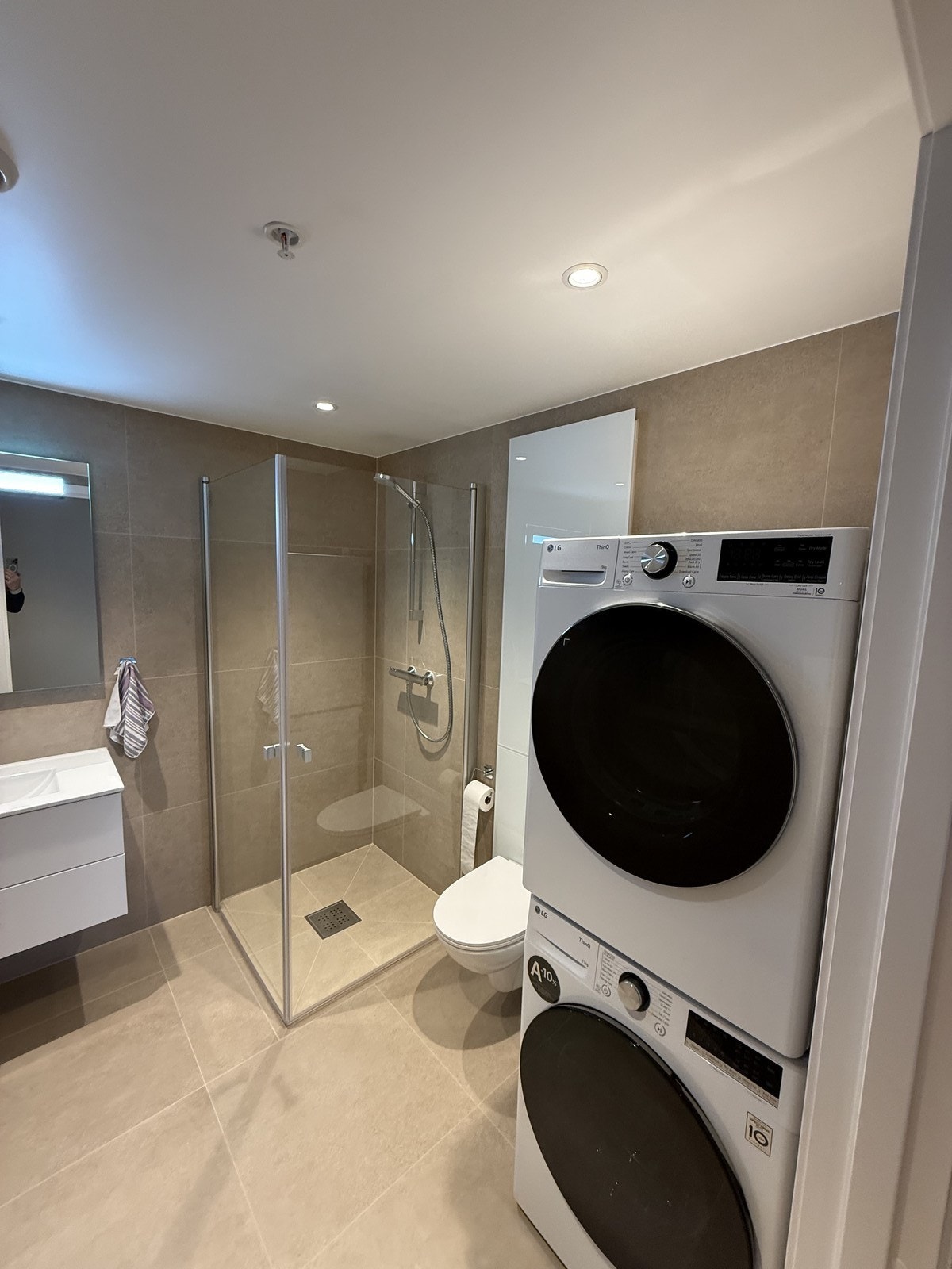 Bad - Innredet med vaskemaskin og tørketrommel Galleribilde