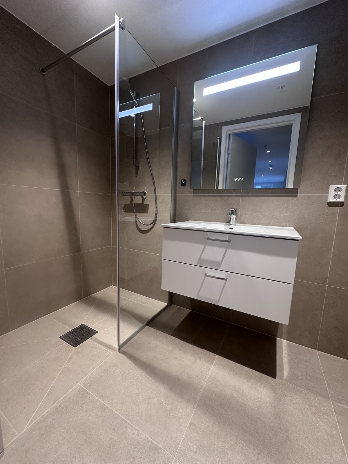 Leiligheten har to bad - Flislagt og har varme i gulvet Galleribilde