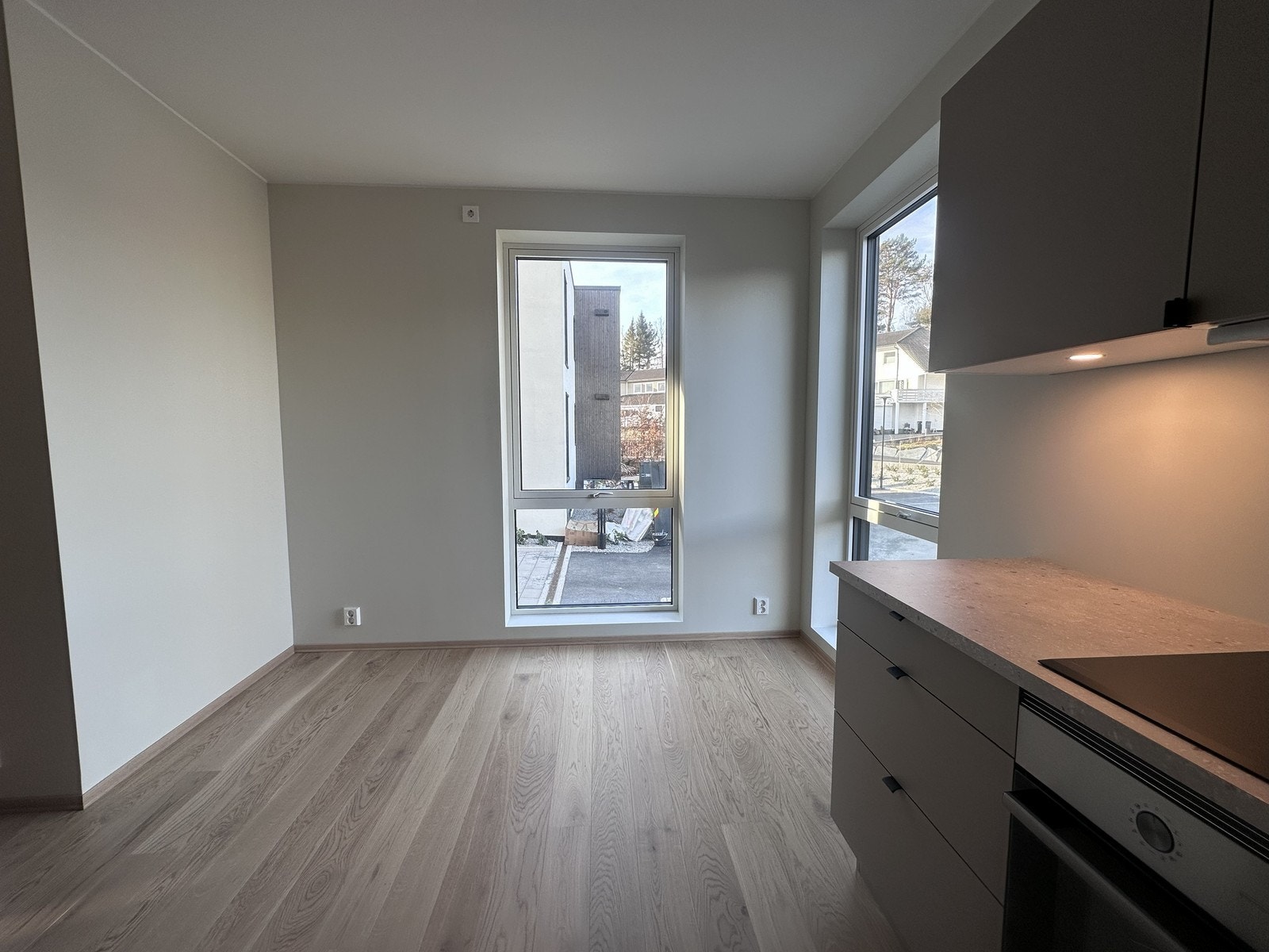 Det er plass til spisebord på kjøkkenet Galleribilde