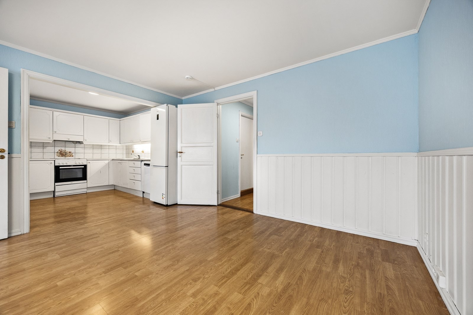 Rommet er perfekt for sosiale sammenkomster og har en åpen løsning til kjøkkenet. Galleribilde