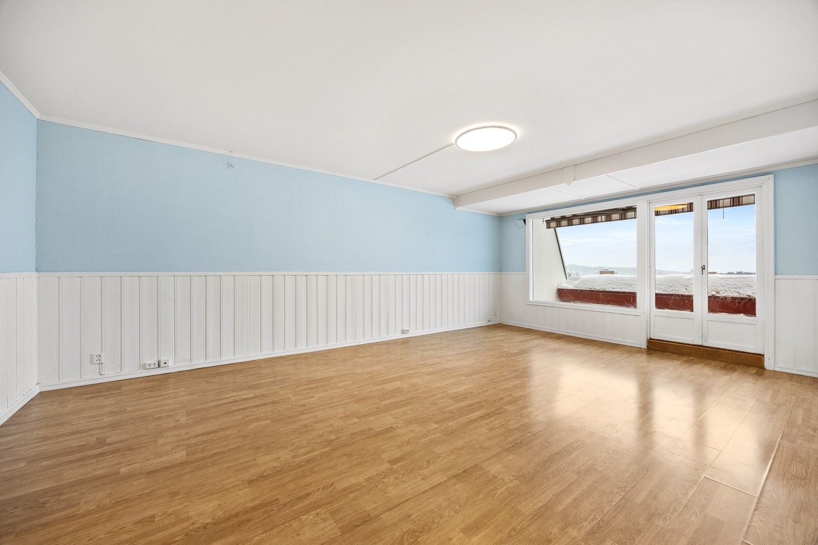 Gjennomgående laminatgulv i oppholdsrommene binder sonene sammen på en helhetlig måte. Galleribilde