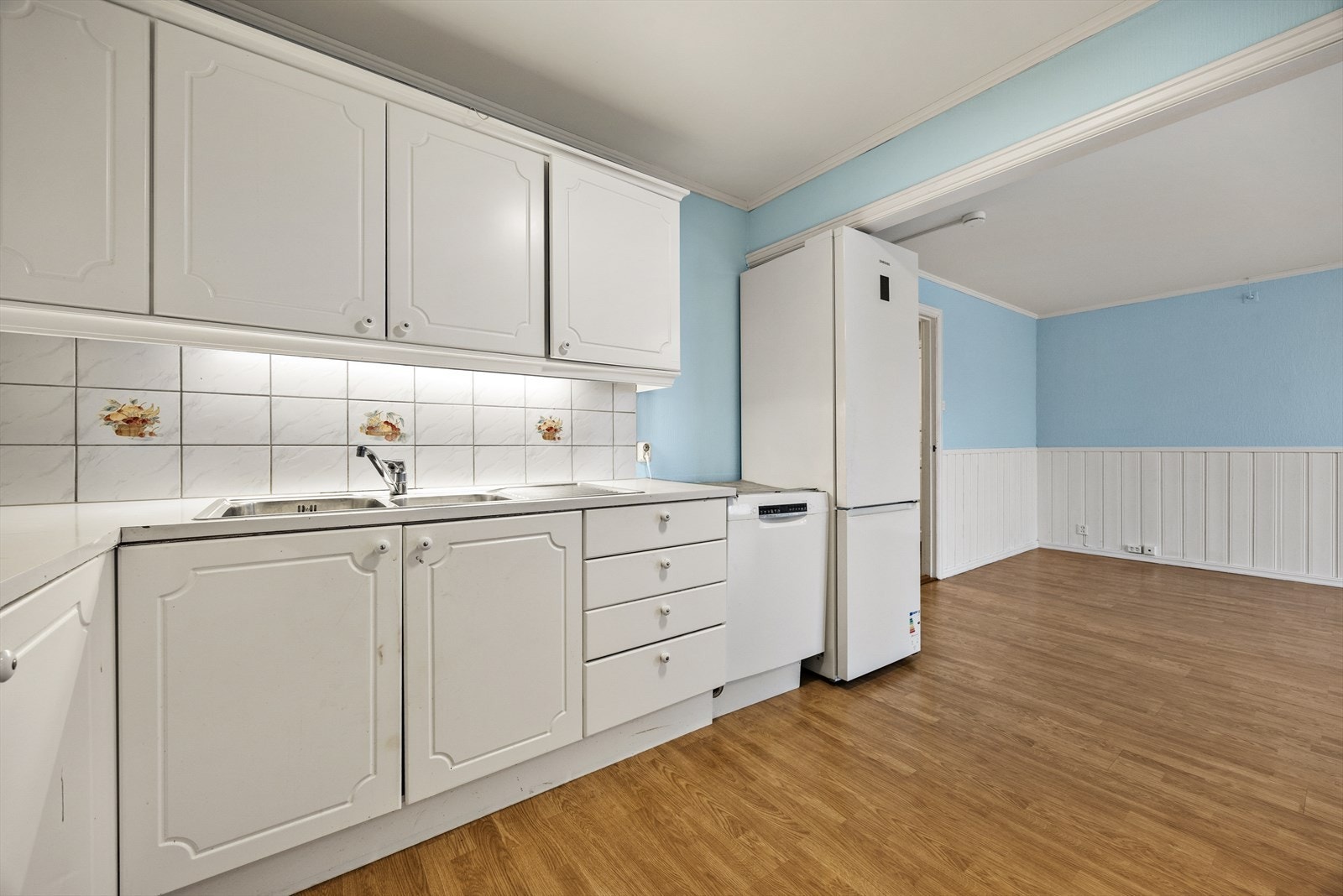 Kjøkkeninnredningen er utstyrt med nedfelt kum og avtrekk over kokesonen. Galleribilde