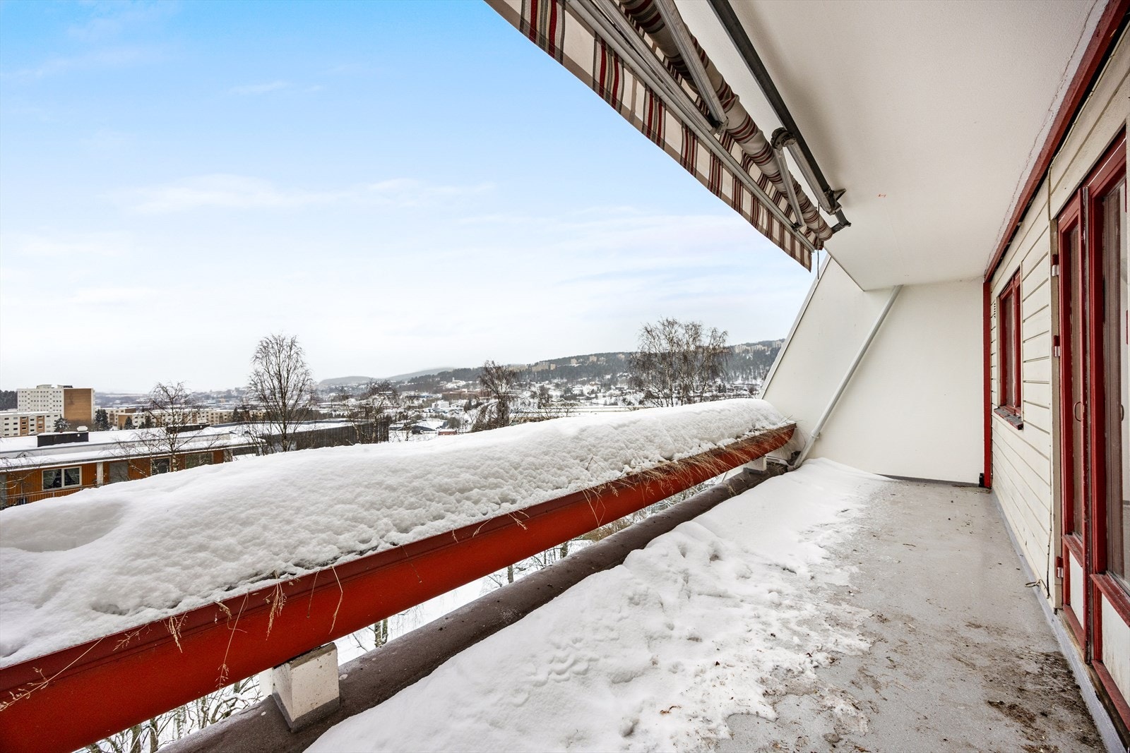Det er montert en markise som gjør at terrassen kan benyttes selv under regnværsdager. Galleribilde
