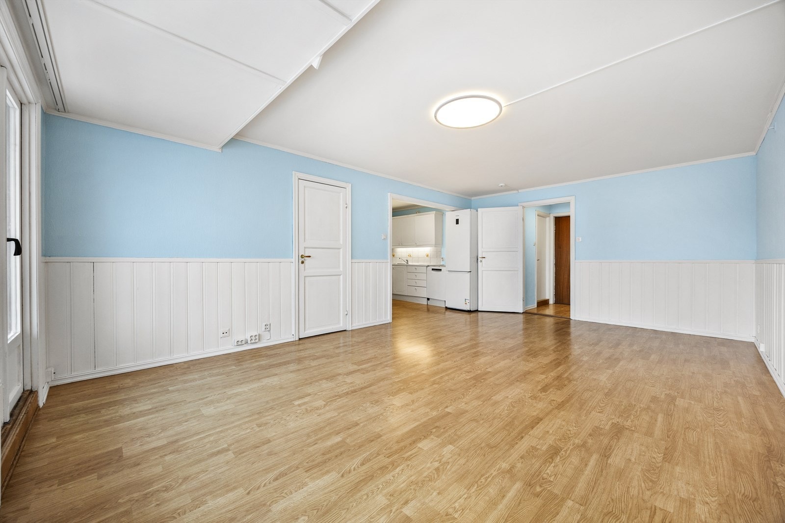 I rommet er det fleksible møbleringsmuligheter for både sofagruppe og spisebord. Galleribilde