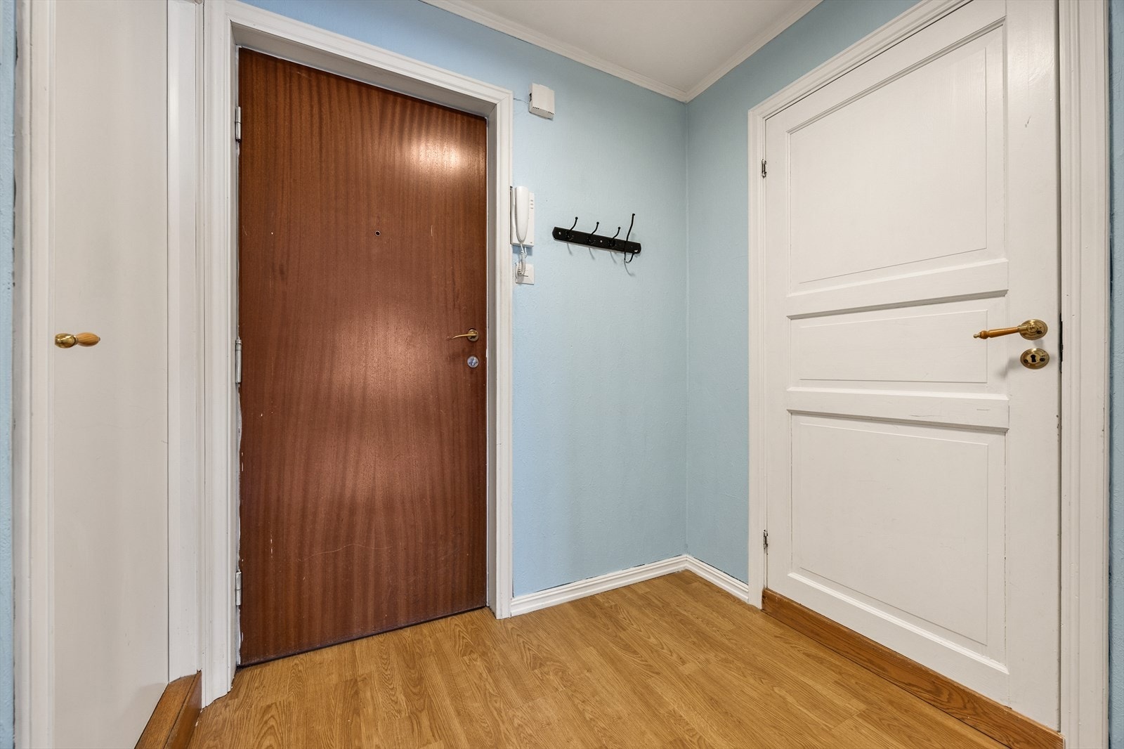 Entréen er lys og gir et godt førsteinntrykk av boligen. Galleribilde