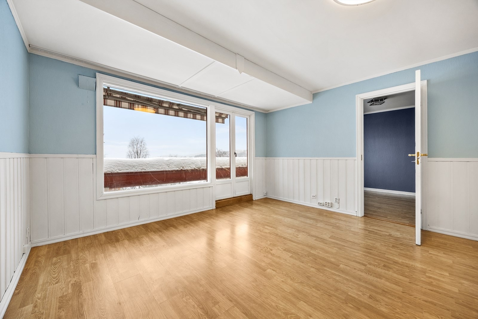 Stuen er meget romslig og har gode vindusflater som slipper rikelig med lys inn. Galleribilde