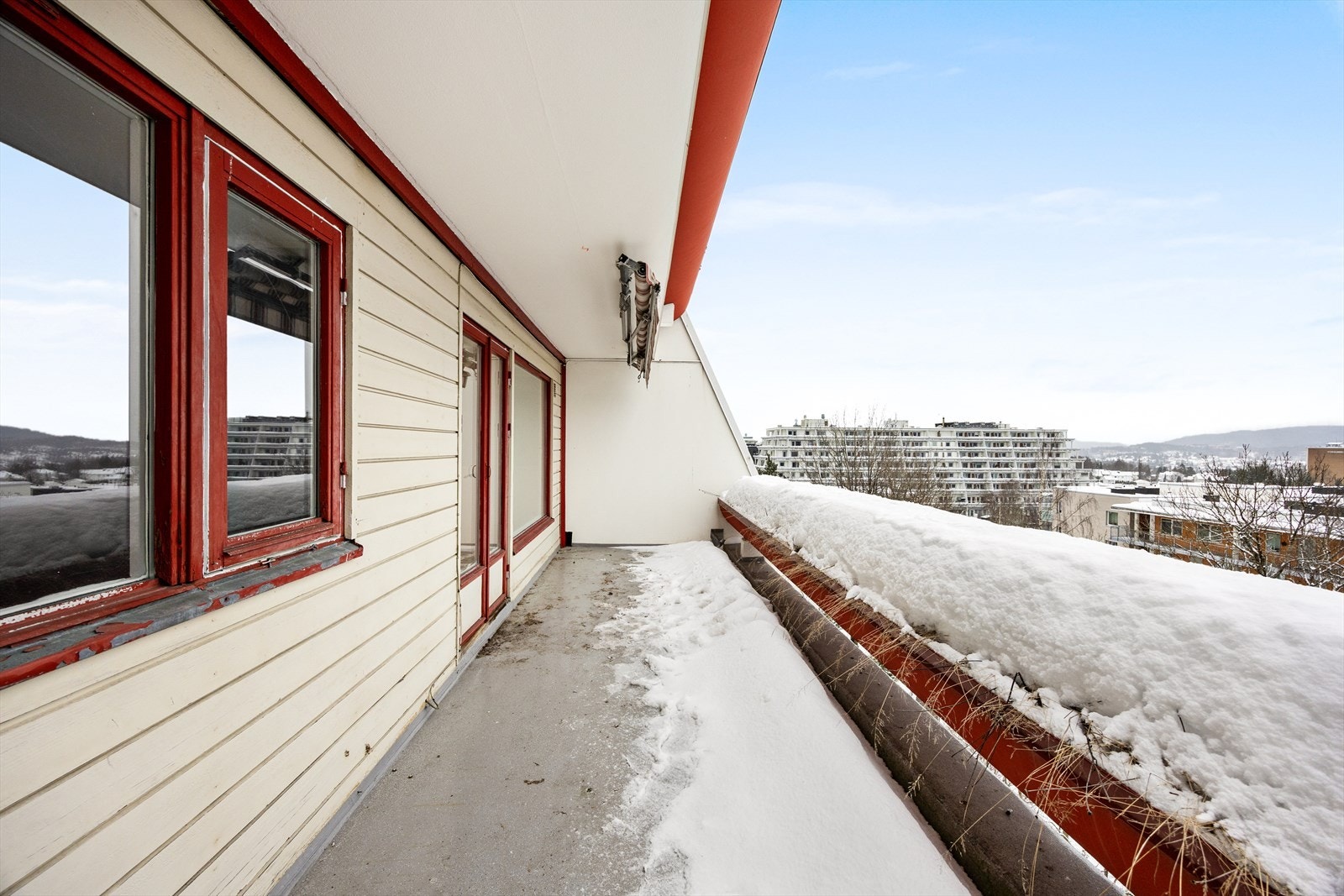 Den langstrakte terrassen kan fint innredes med utemøbler, beplantning og grill for de som ønsker det. Galleribilde