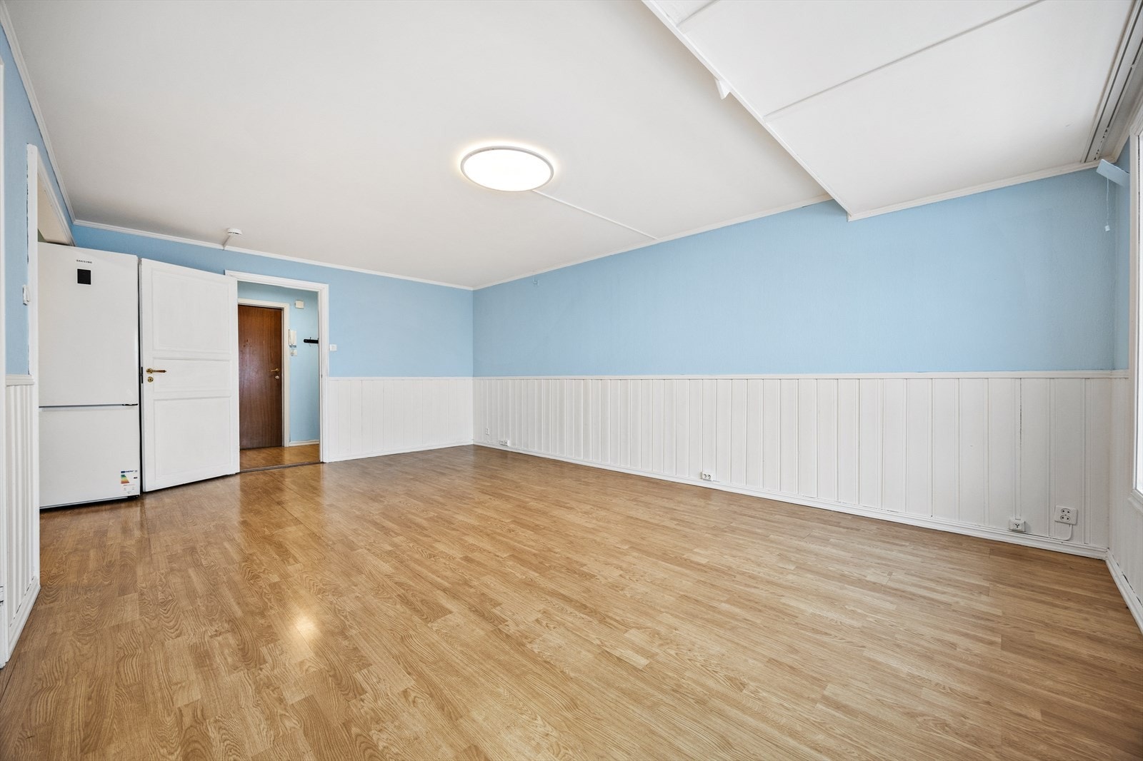 Veggene har en kombinasjon av brystningspanel og malte flater, som gir rommet karakter. Galleribilde