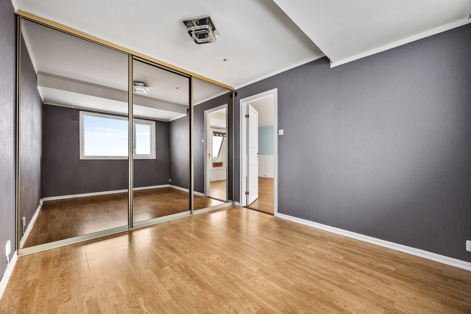 Soverommet er romslig og har en stor skyvedørsgarderobe med speilfronter. Galleribilde