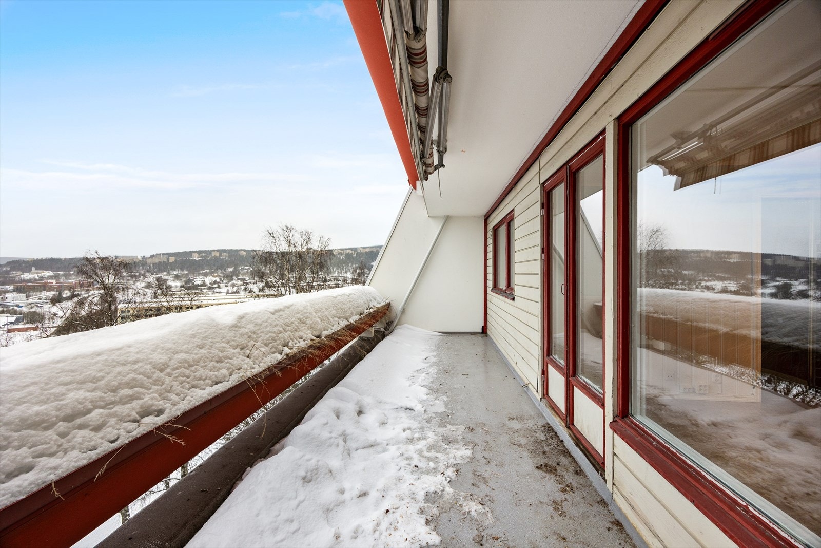 Fra stuen er det utgang til en sydvestvendt terrasse på 14 m². Galleribilde