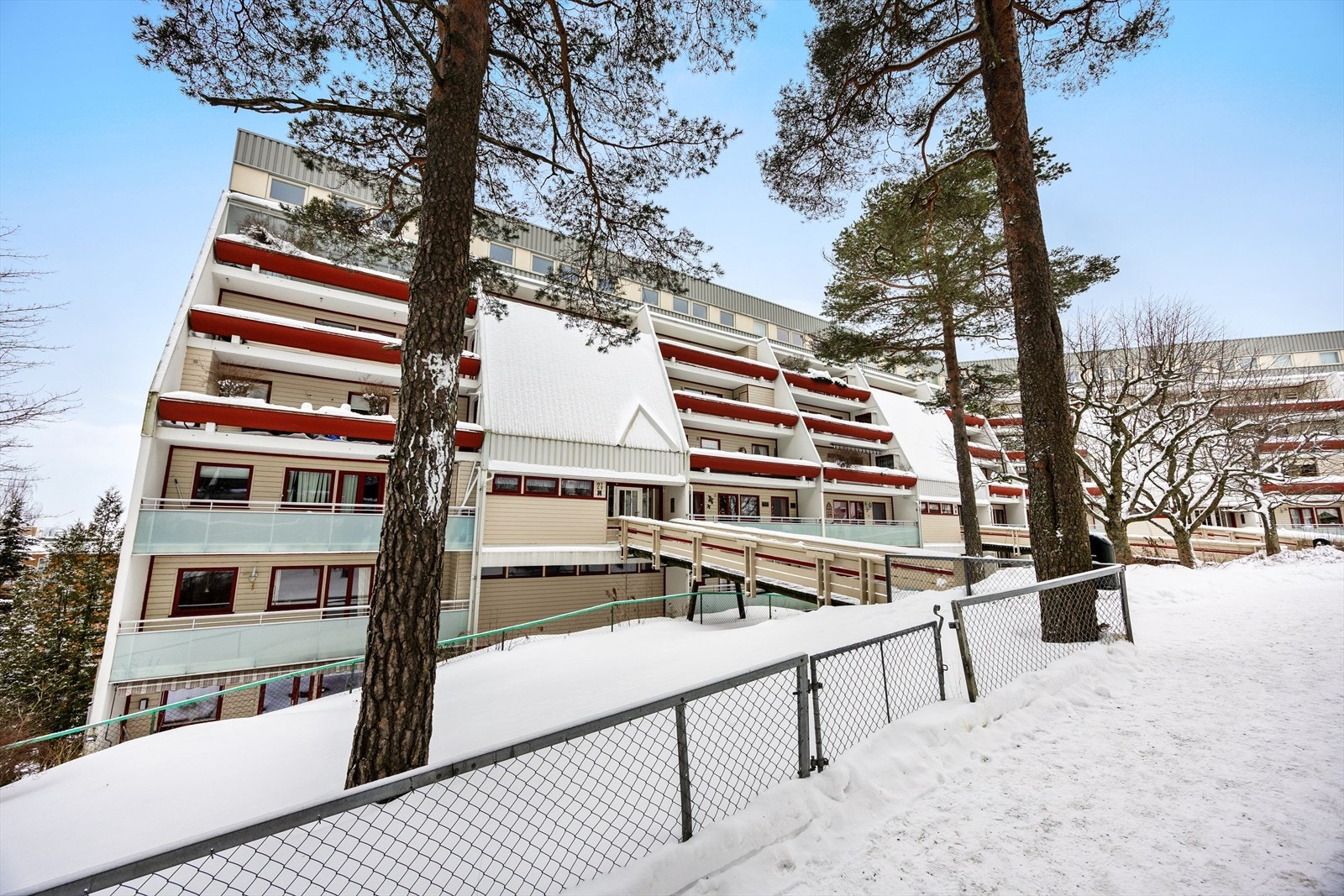 Sameiet er pent opparbeidet med grøntarealer, beplantning og lekeplass. Galleribilde