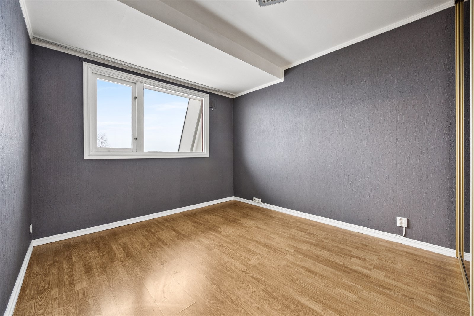 Vinduene slipper inn naturlig lys og bidrar til en behagelig atmosfære på soverommet. Galleribilde