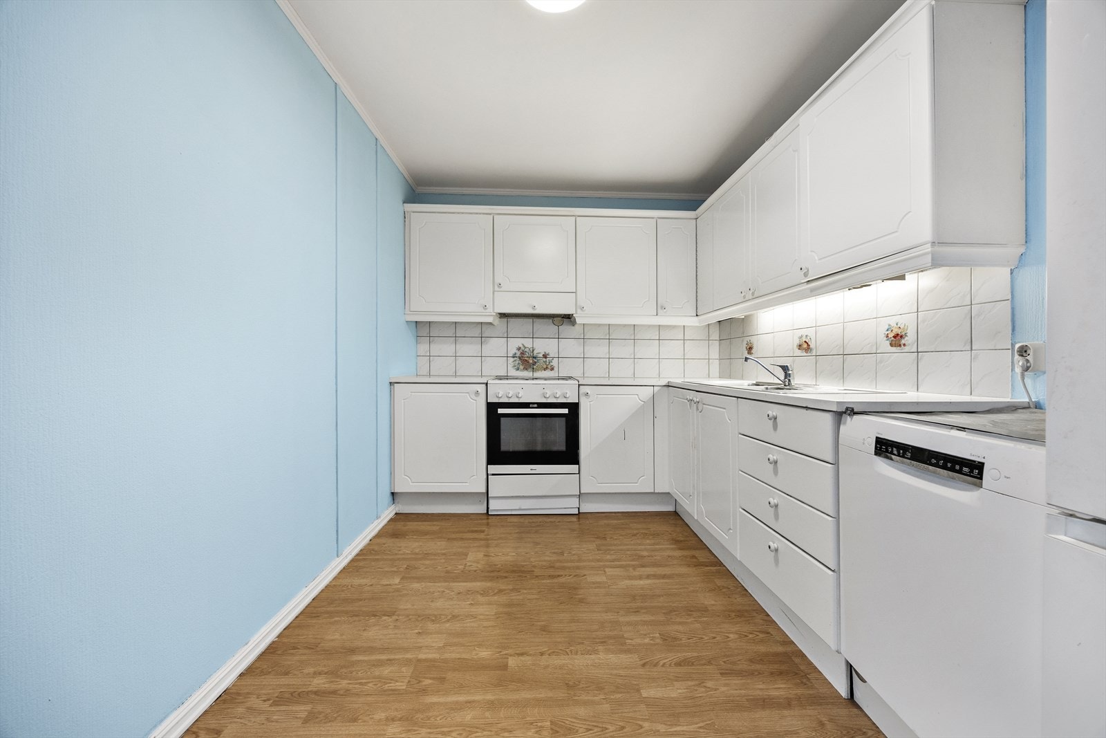 På kjøkkenet er det rikelig med oppbevaringsplass i skapene, samt gode lyskilder rettet mot arbeidssonen. Galleribilde