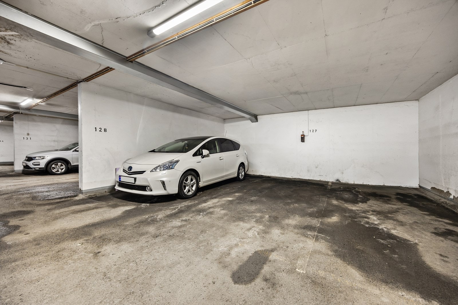 Det medfølger også en markert parkeringsplass i felles garasjeanlegg under blokken. Galleribilde