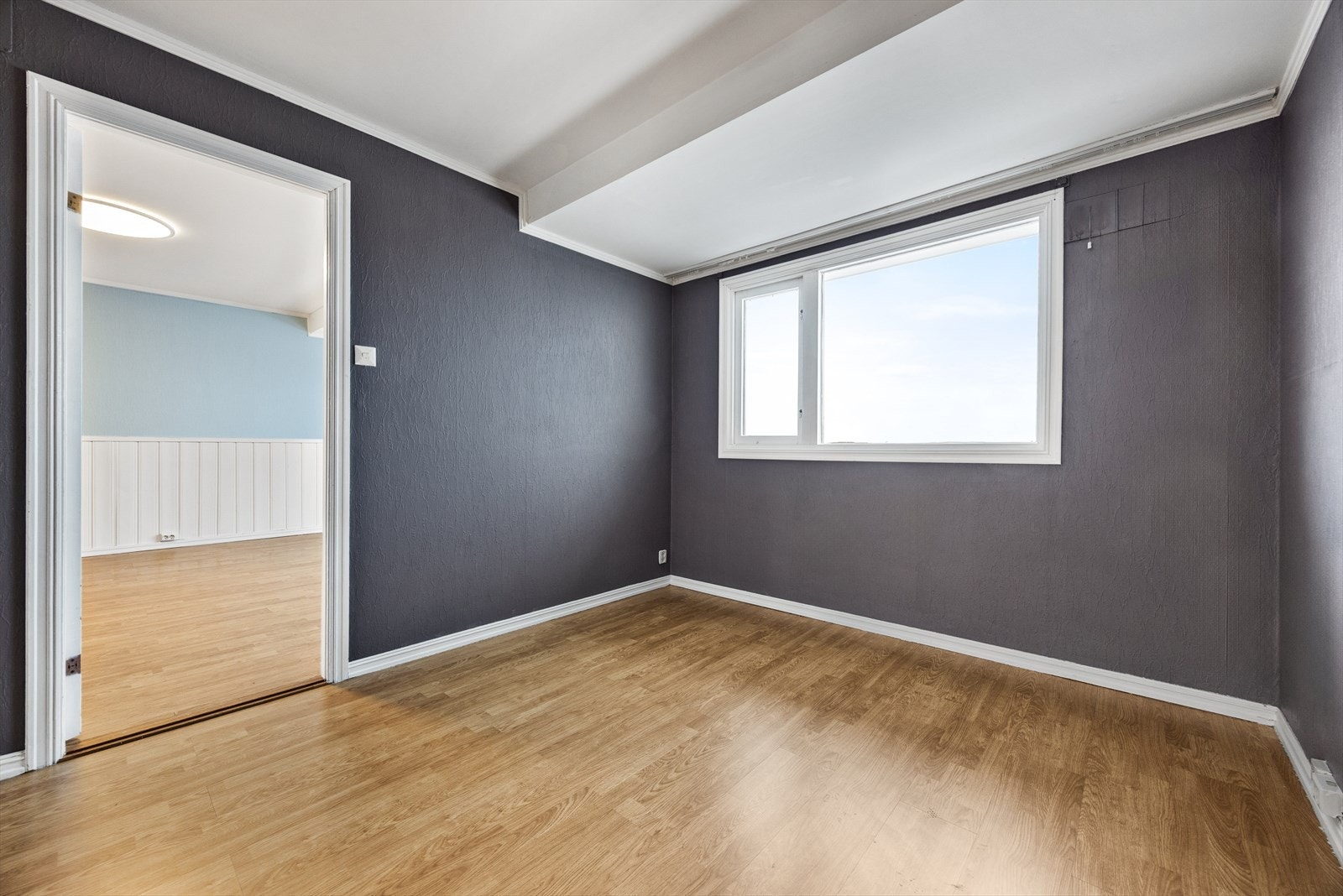 Rommet har god plass til dobbeltseng og tilhørende nattbord. Galleribilde