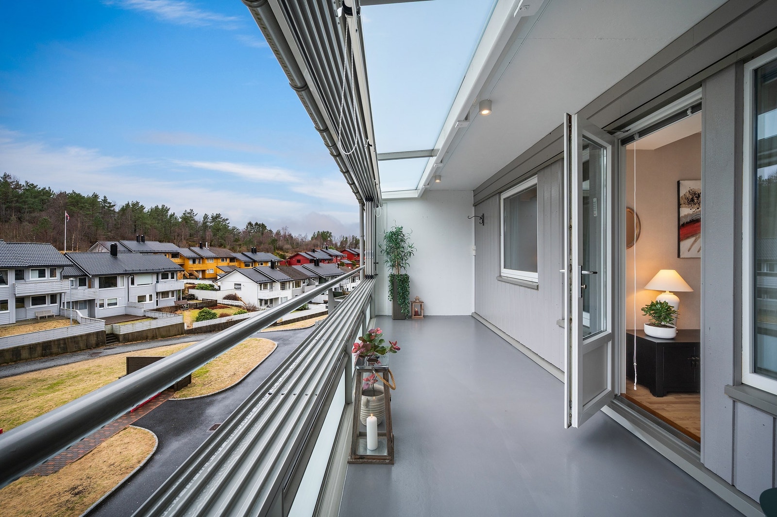 Vinduene kan enkelt trekkes til side for å åpne opp og belysning i taket gjør det fint å sitte ute på kveldstid. Galleribilde