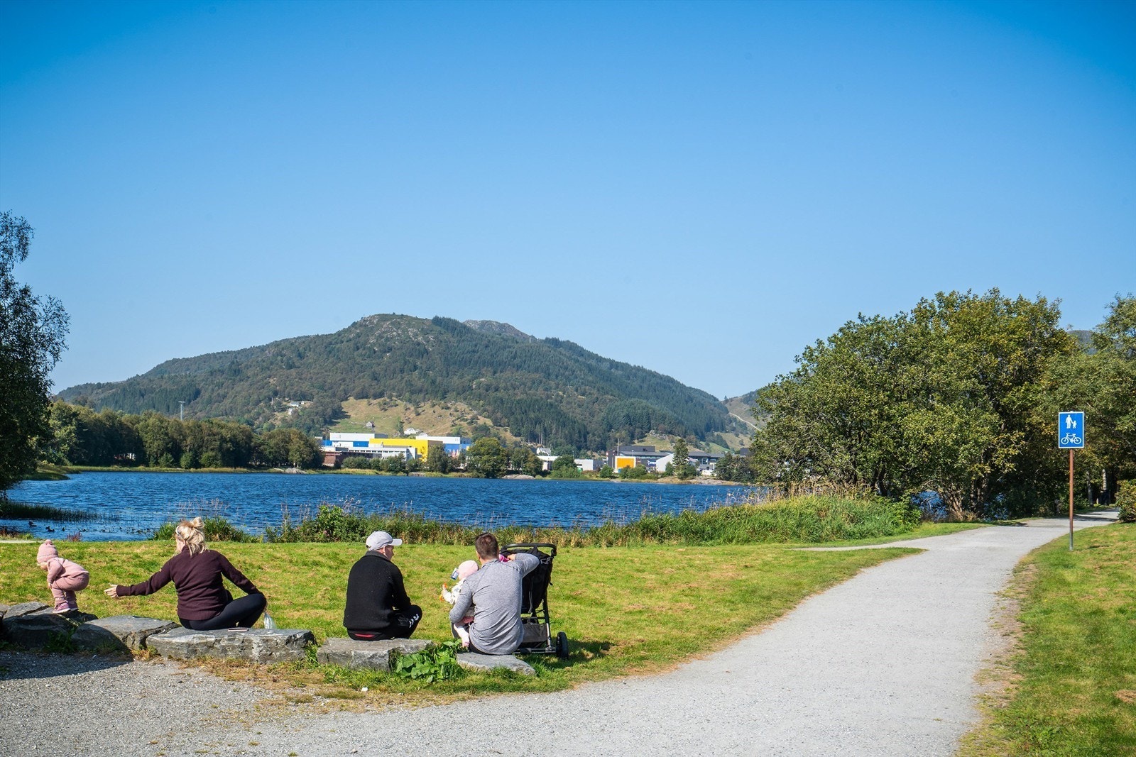 I nærheten finner man Liavannet som passer ypperlig til lufteturer på fine dager. Galleribilde