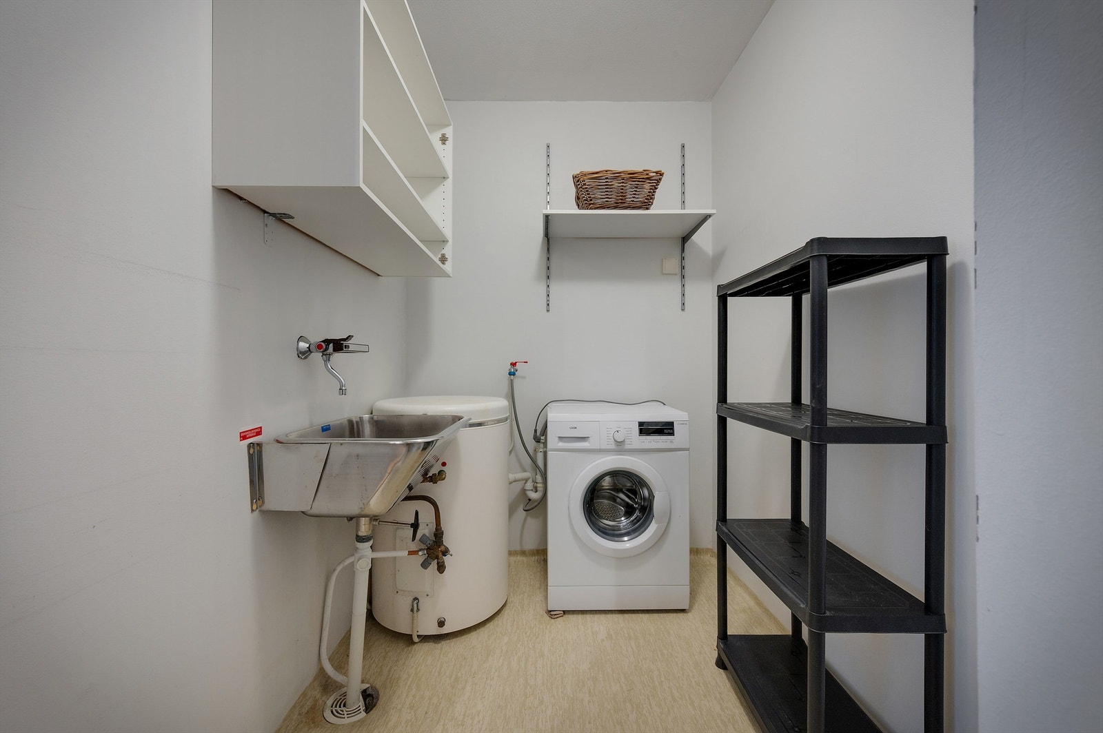 Leiligheten har et enkelt men veldig praktisk vaskerom med god plass til oppbevaring, vaskemaskin og tørketrommel. Galleribilde