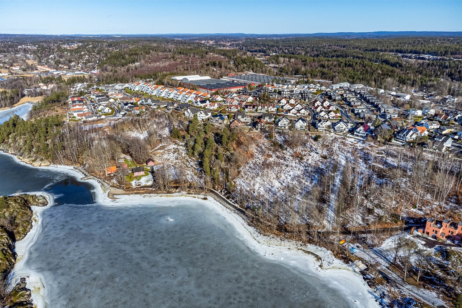 Med umiddelbar nærhet til både strand og store grøntarealer er omgivelsene meget barnevennlige. Galleribilde