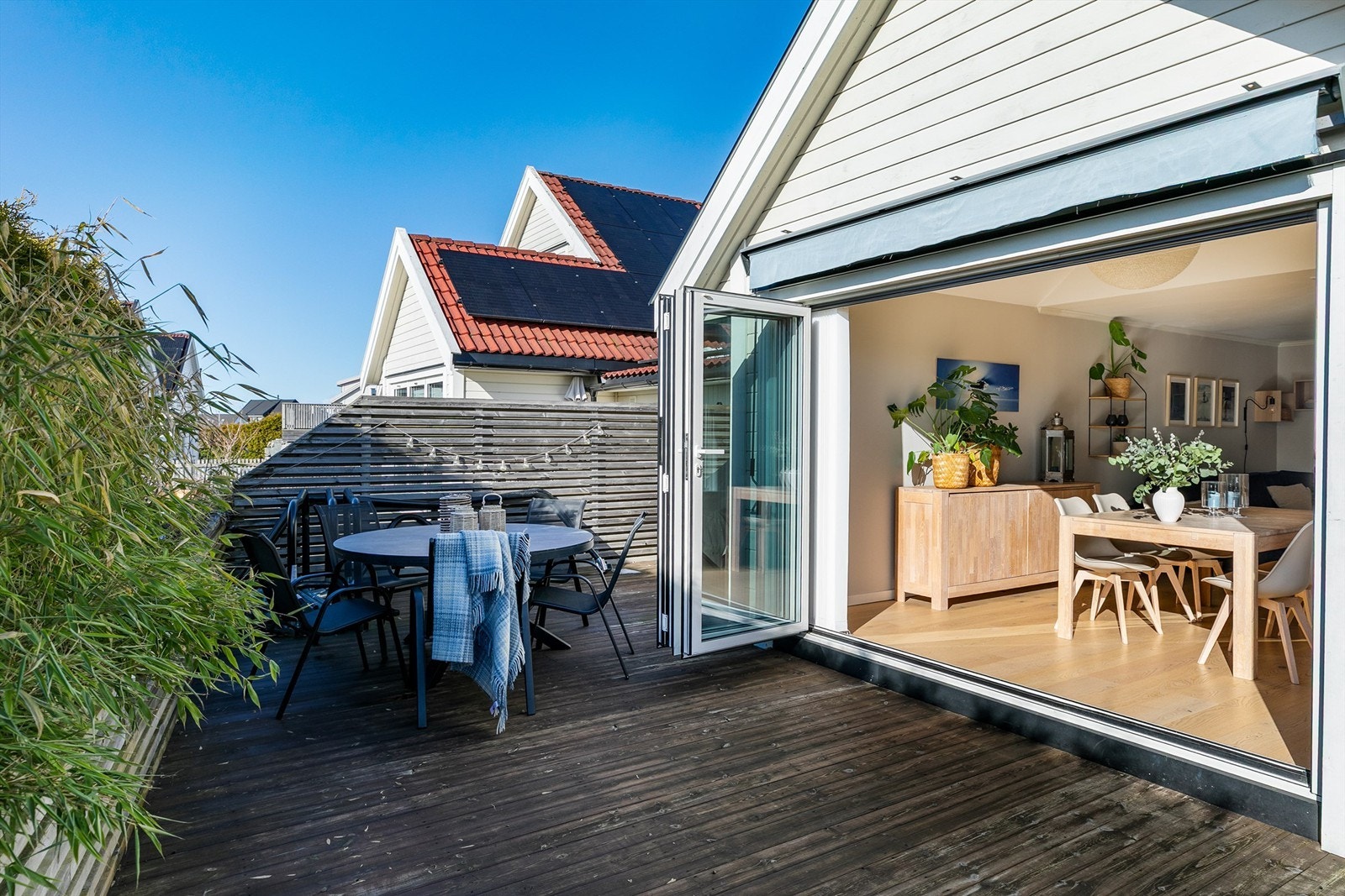 På gode sommerdager kan stuen bokstavelig talt åpnes mot terrassen. Galleribilde