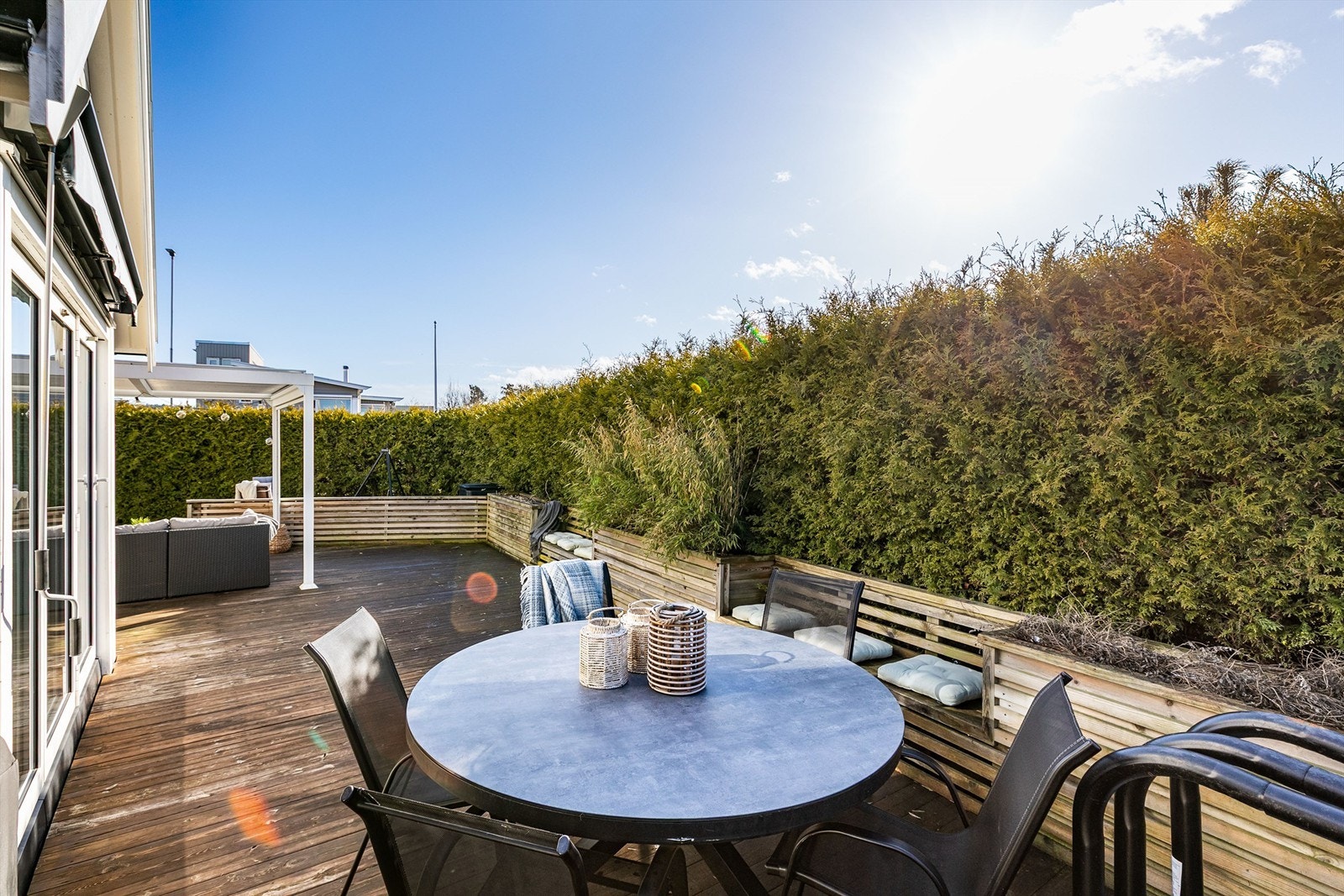 Solforholdene er gode; midtsommers er solen på terrassen fra tidlig ettermiddag til kveld. Galleribilde