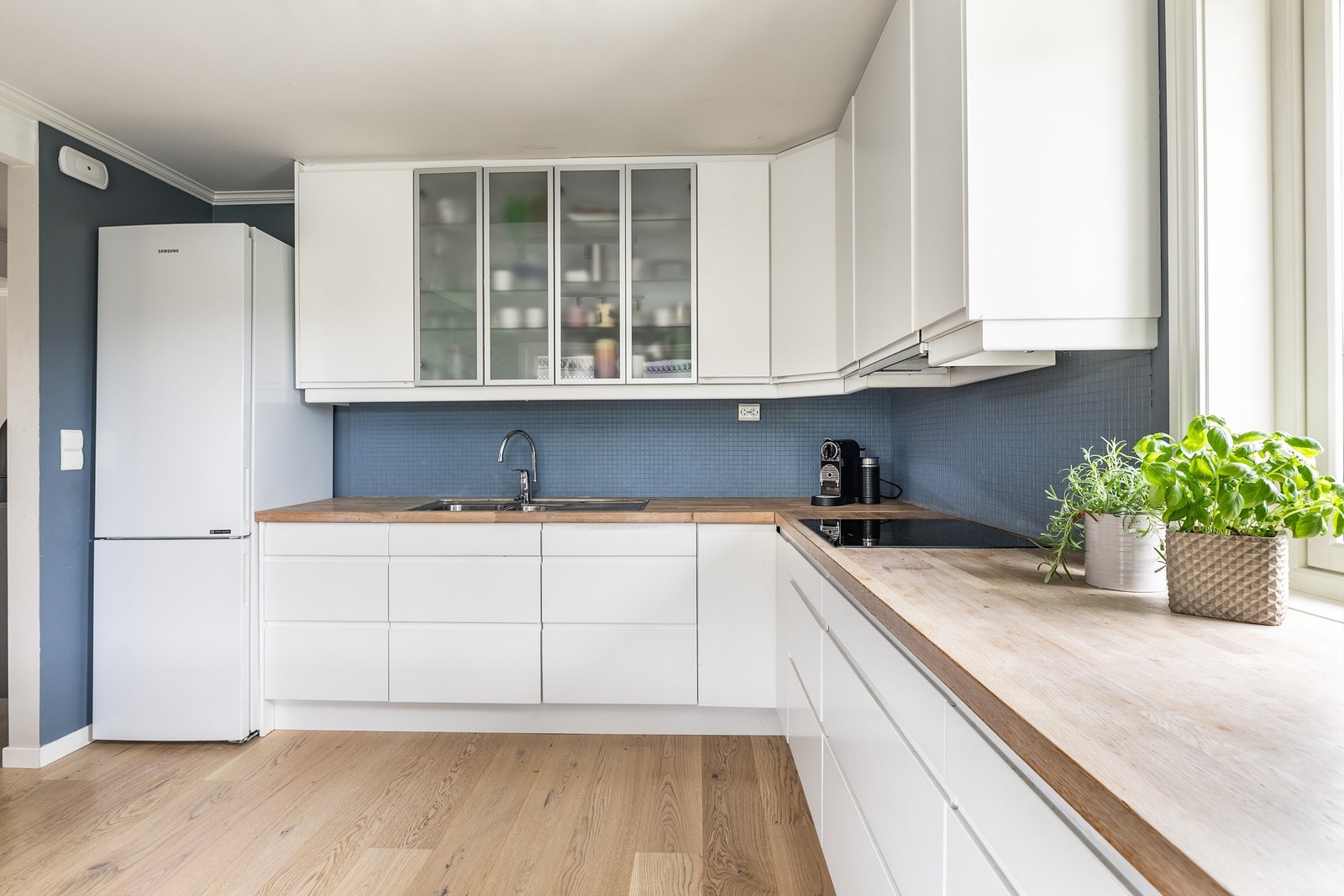 Kjøkkeninnredningen er omfangsrik med mange oppbevaringsmuligheter og meterlange arbeidsflater på benker av heltre. Galleribilde