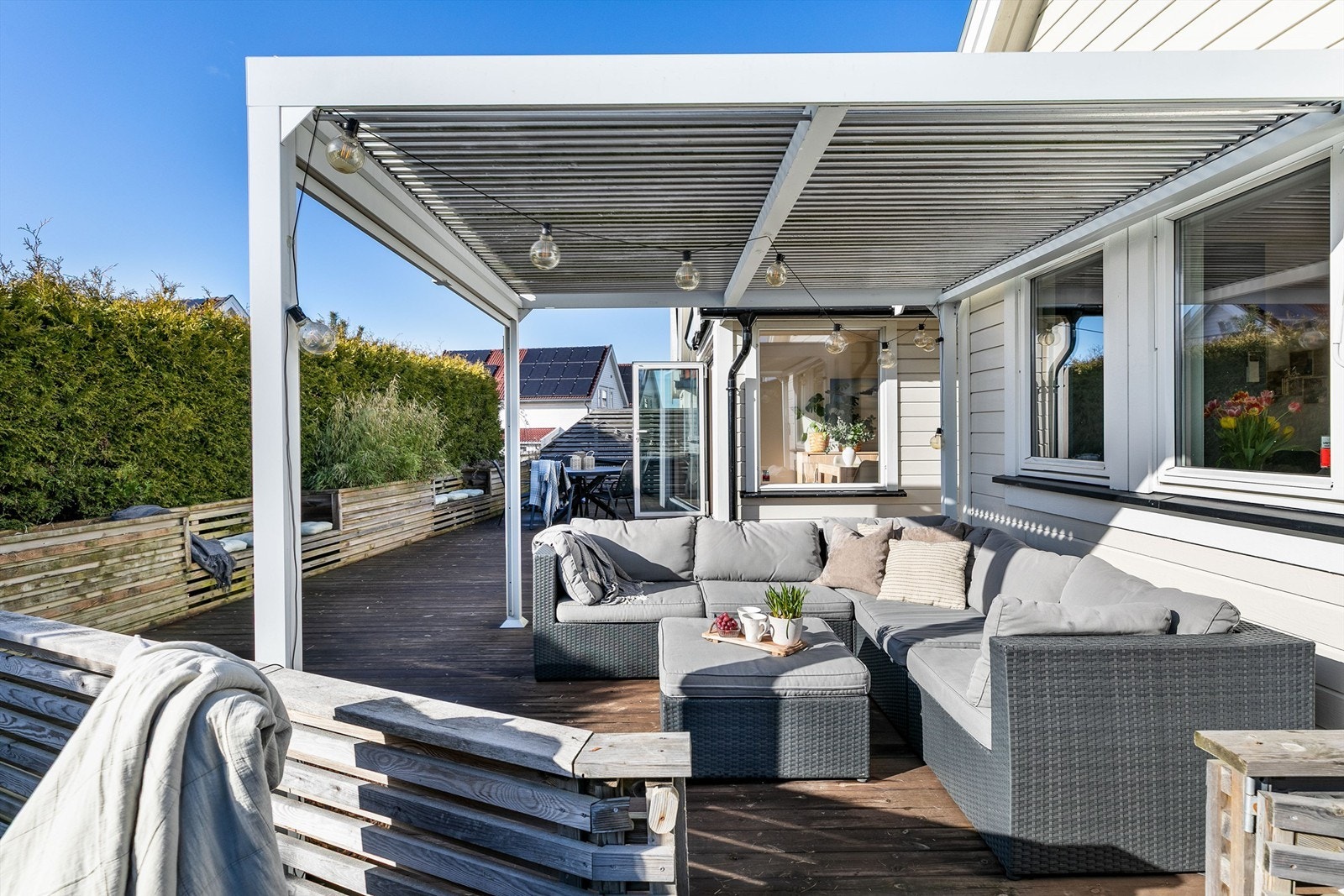 Terrassen er på hele 55 kvm. og tilrettelagt for aktiv bruk i årets varme måneder. Pergolaen har screen i front og tak som kan åpnes/lukkes. Galleribilde