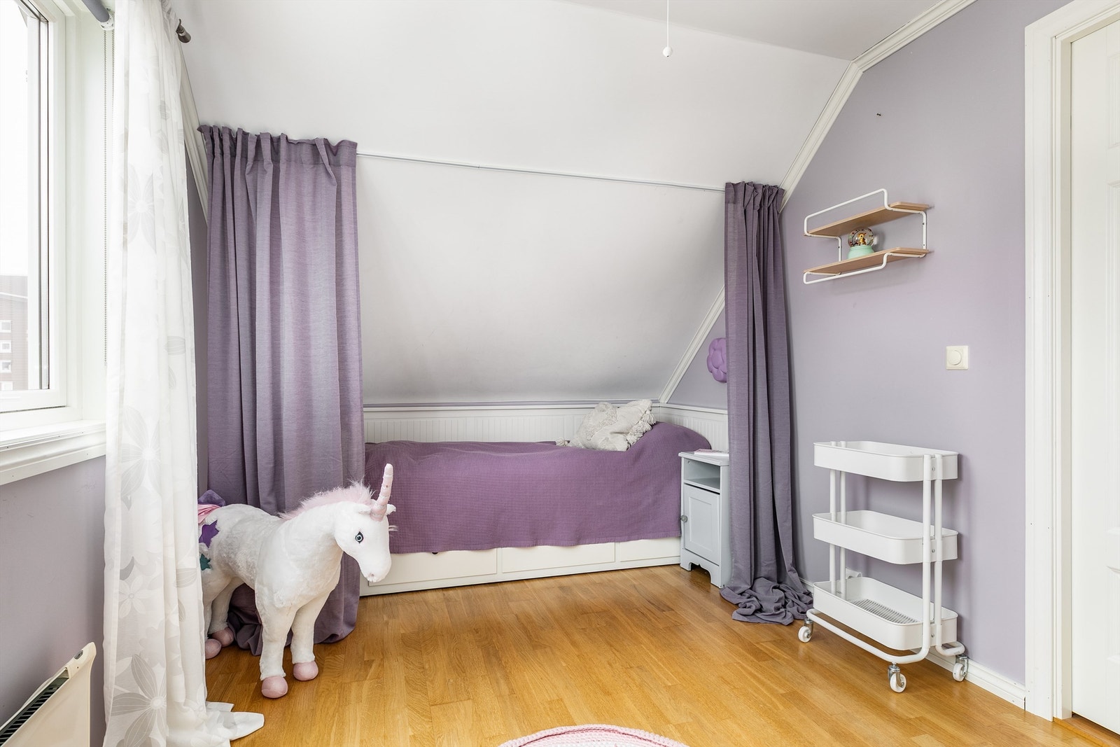 Dette soverommet er stort nok til også å fylle rollen som alternativt hovedsoverom, og har tidligere vært brukt som TV-stue Galleribilde