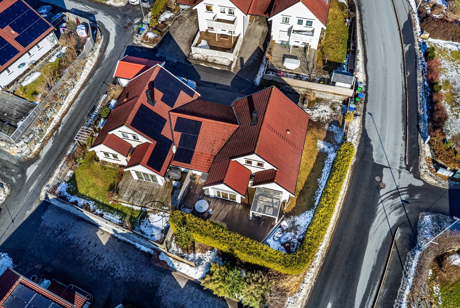 Tomten er på 425 kvm. og pent innrammet av hekk som effektivt eliminerer innsyn. Galleribilde