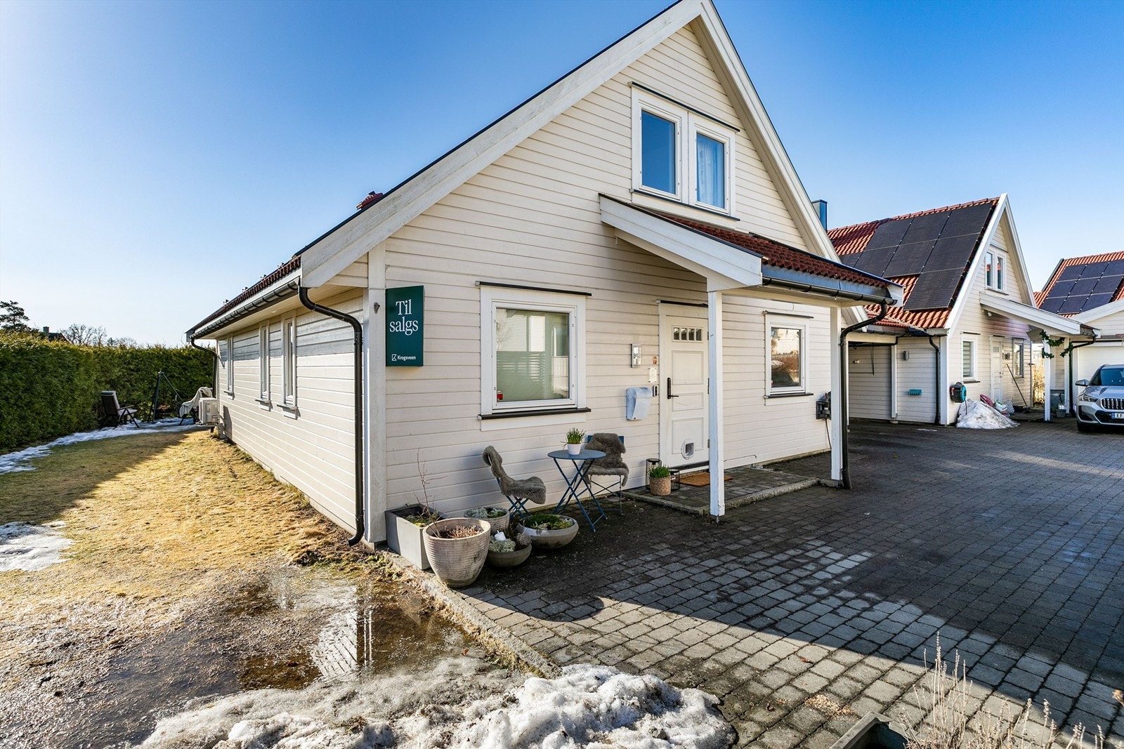 Foran inngangspartiet er det sol første del av dagen sommerstid. Inngangsdøren har elektronisk kodelås som gjør nøkler overflødige. Galleribilde