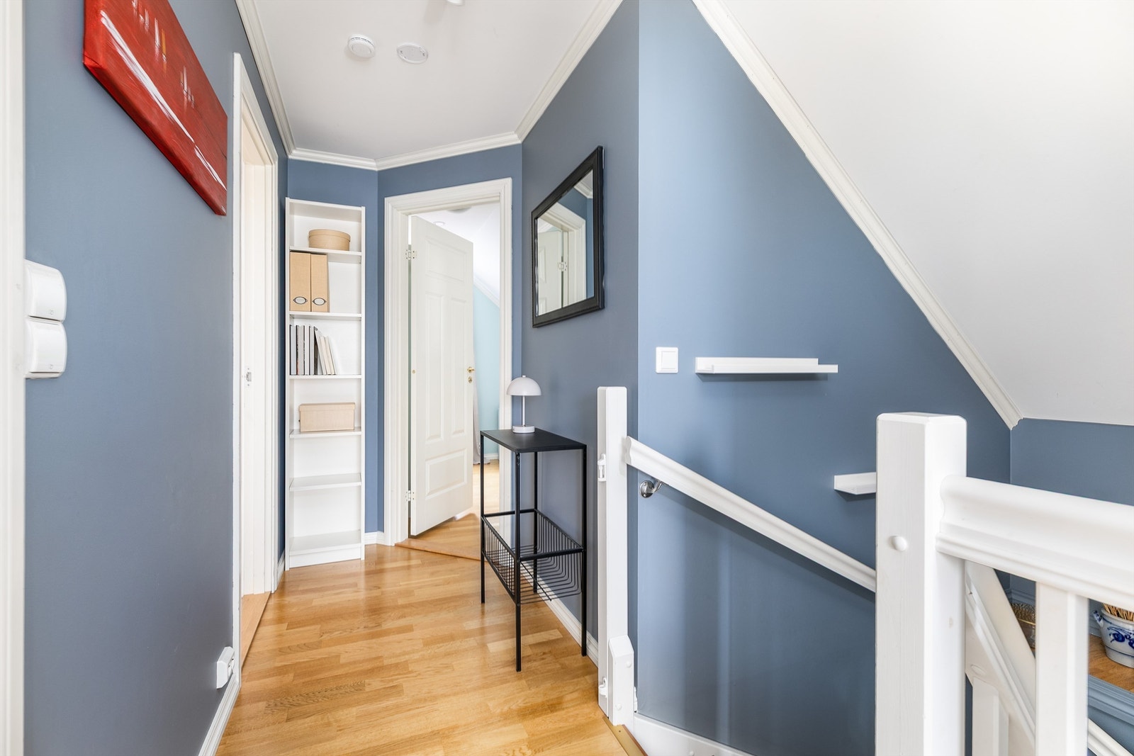 Badet i andre etasje er lett tilgjengelig fra gangen mellom soverommene. Galleribilde