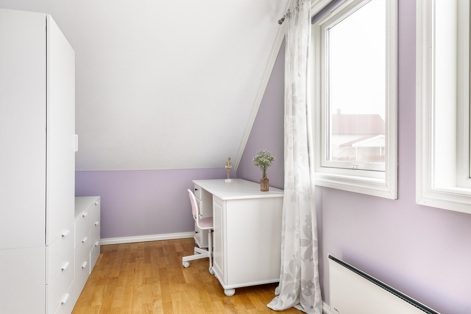 Etasjens største soverom har nesten 14 kvm. gulvflate. Galleribilde