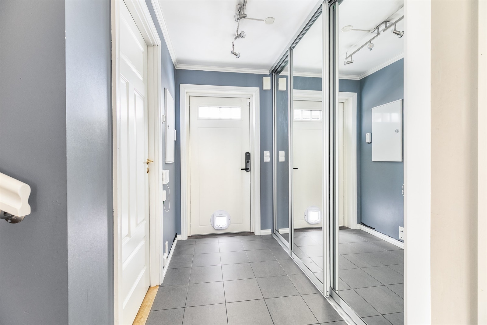 Varmekabler ble i 2015 lagt i entreen, og i 2018 i flislagt del av det nye vaskerommet. Galleribilde