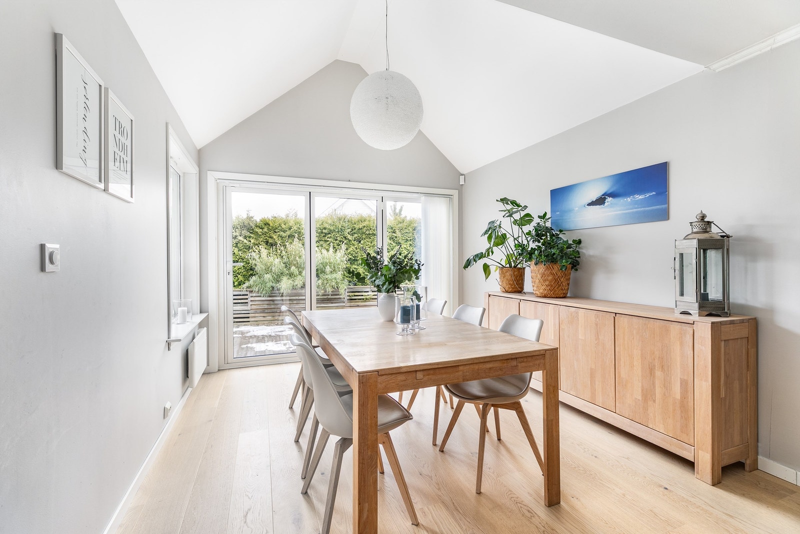 Høy himling og store vinduer mot vest gjør stuens tilbygg luftig. Galleribilde