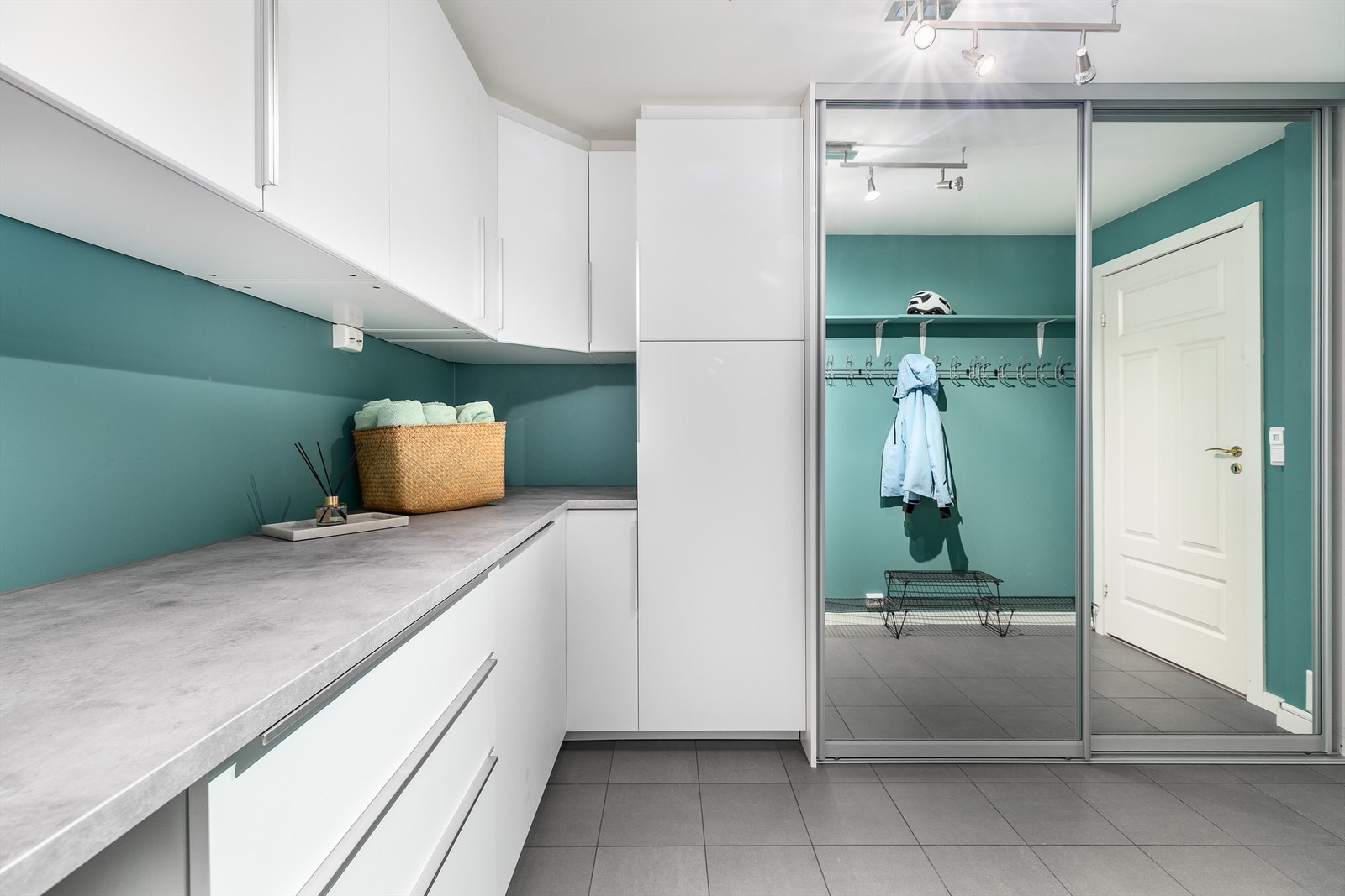 Soverom 2 og bod/teknisk rom ble i 2018 slått sammen til et helt nytt, stort og meget praktisk vaskerom med blant annet kjøkkeninnredning fra IKEA. Galleribilde