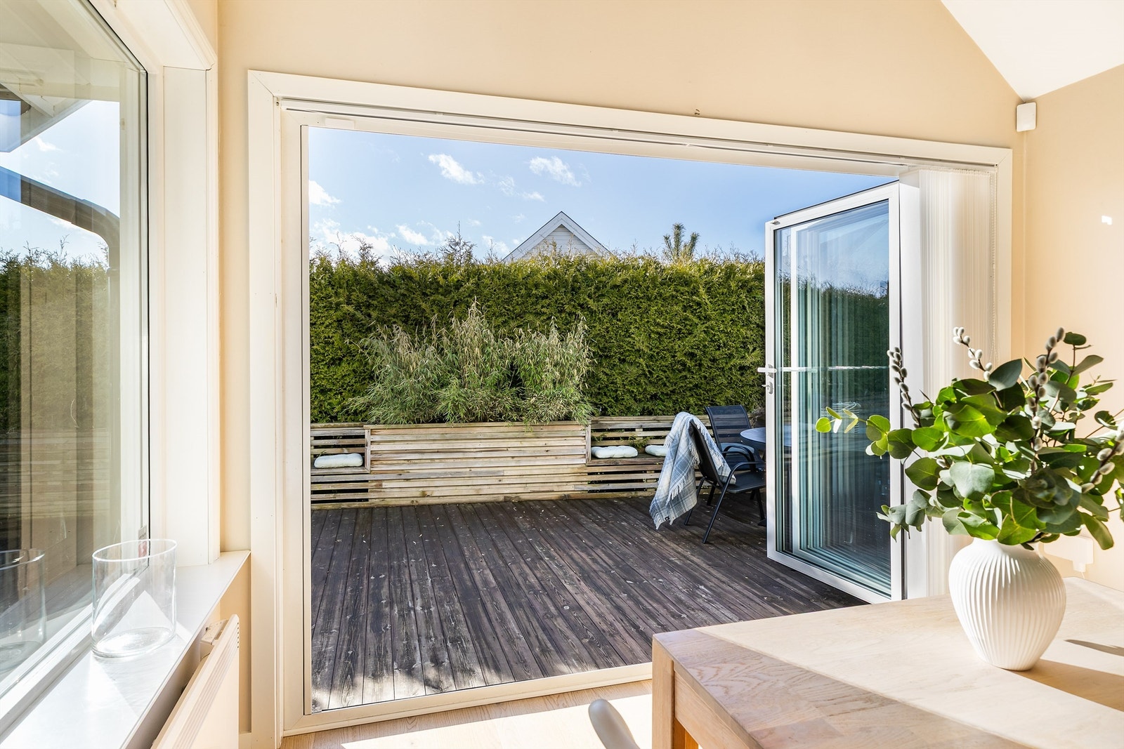 Foldedørene gir enkel tilgang til uterommet på terrassen. Det er også mulig å åpne kun ett dørblad på siden. Galleribilde