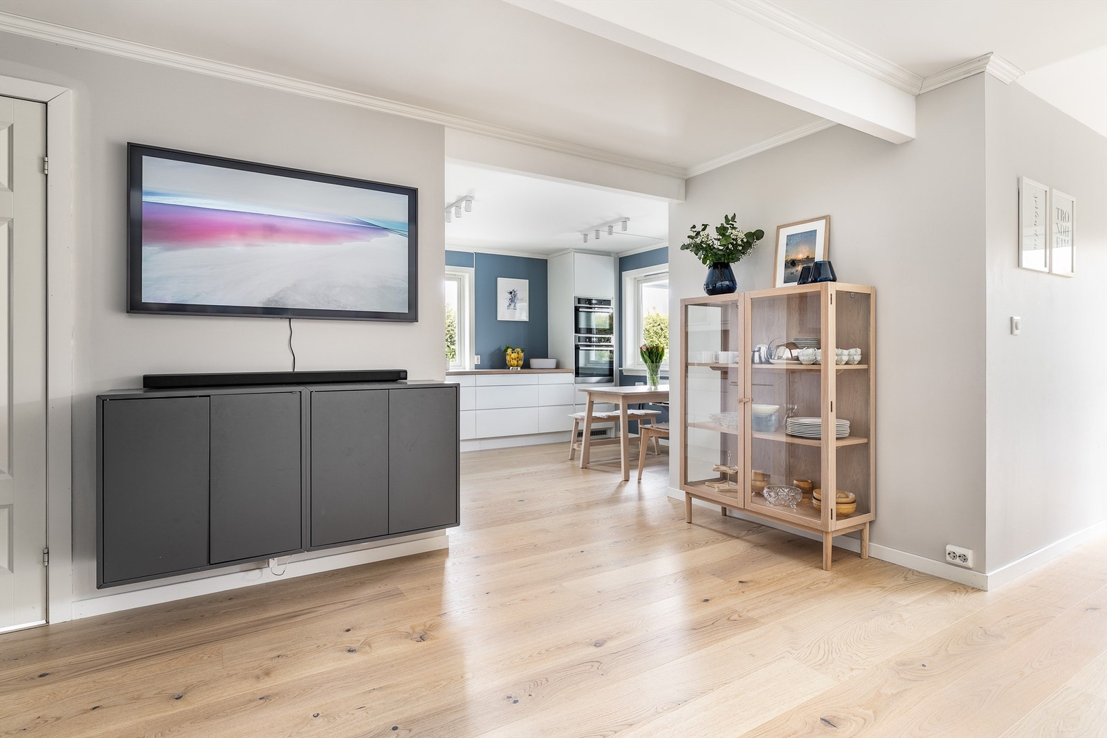 Gjennomgående parkett skaper helhet mellom stuen og kjøkkenet. Galleribilde