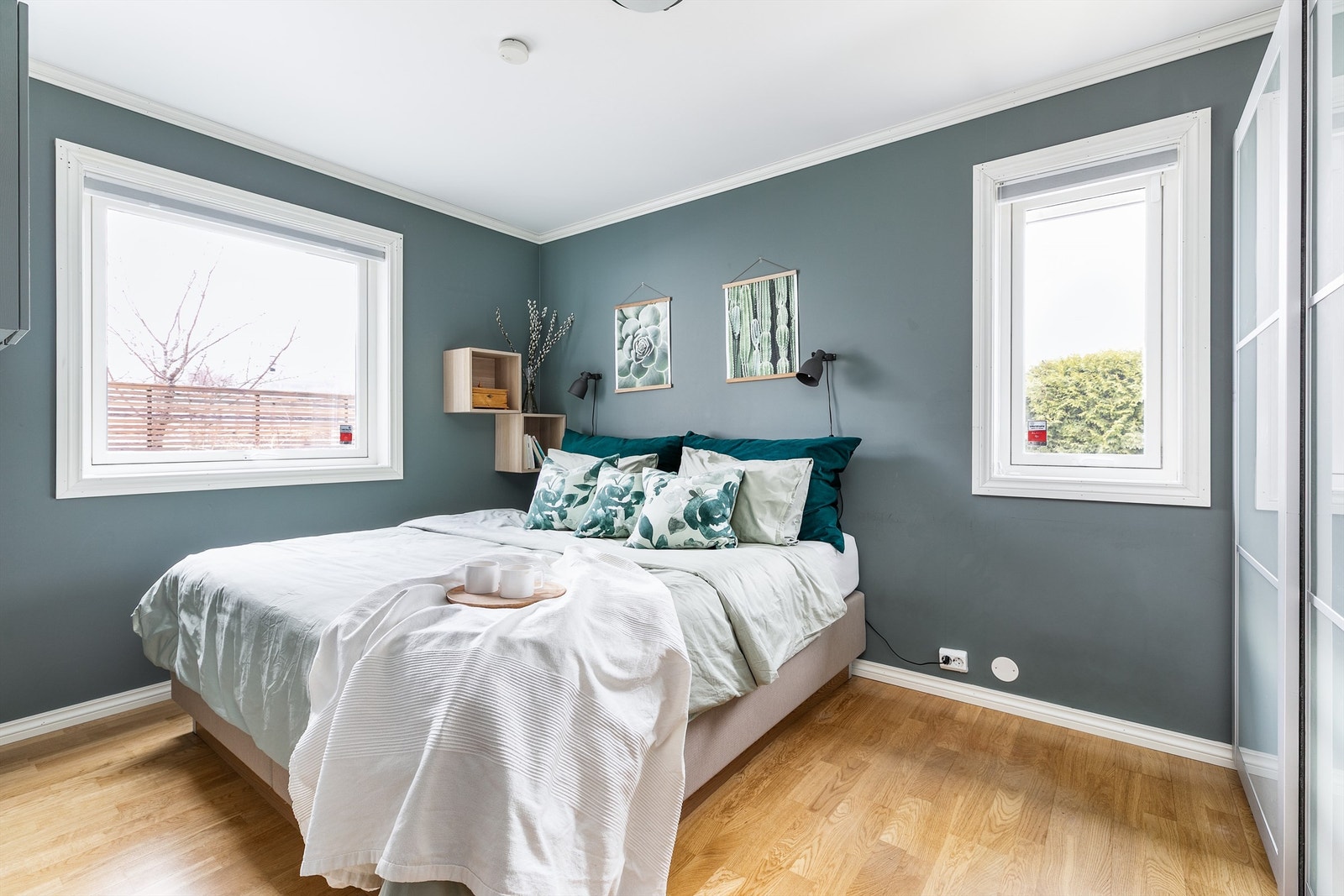 Med nesten 12 kvm. og en over 3 meter bred skyvedørsgarderobe er soverommet i første etasje et naturlig hovedsoverom. Galleribilde