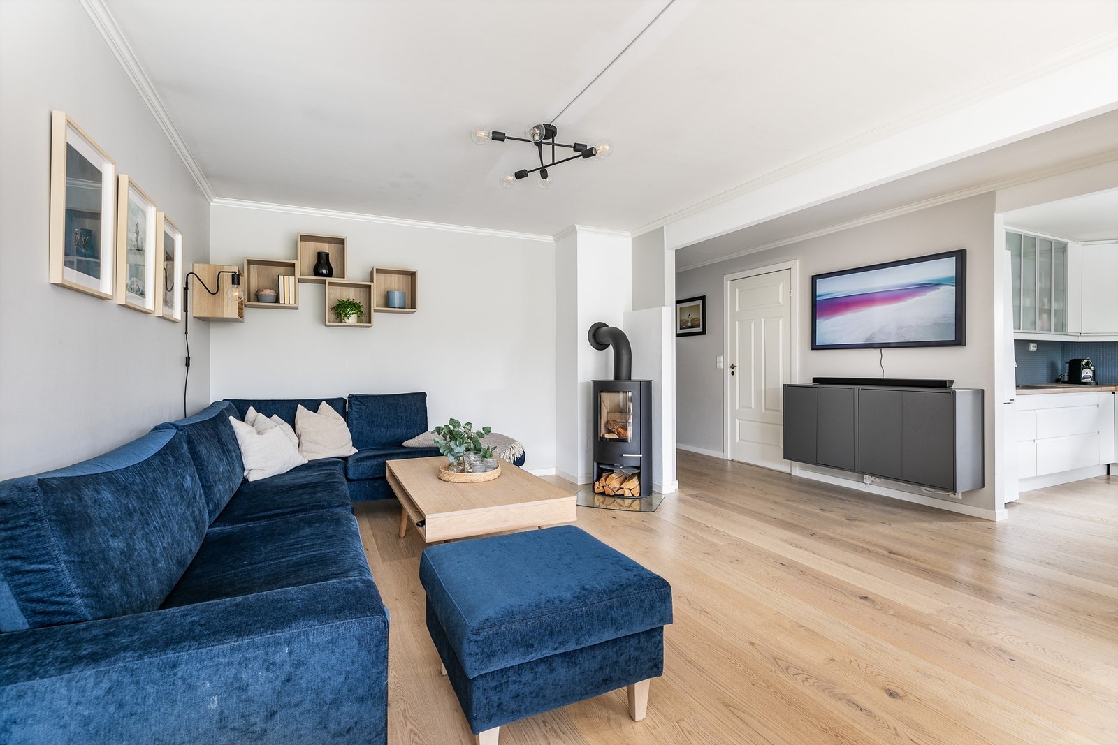 Stuen og kjøkkenet utgjør en sammenhengende sosial sone i første etasje. Galleribilde