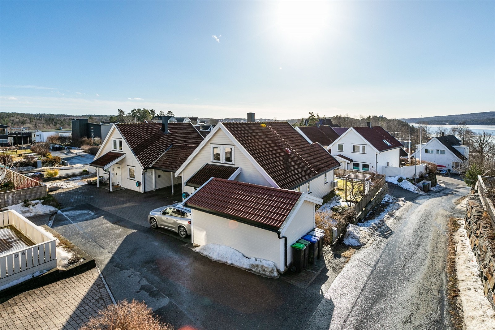 Nabolaget har et rolig og barnevennlig miljø som inviterer til lek og utfoldelse utenfor egen gårdsplass. Galleribilde