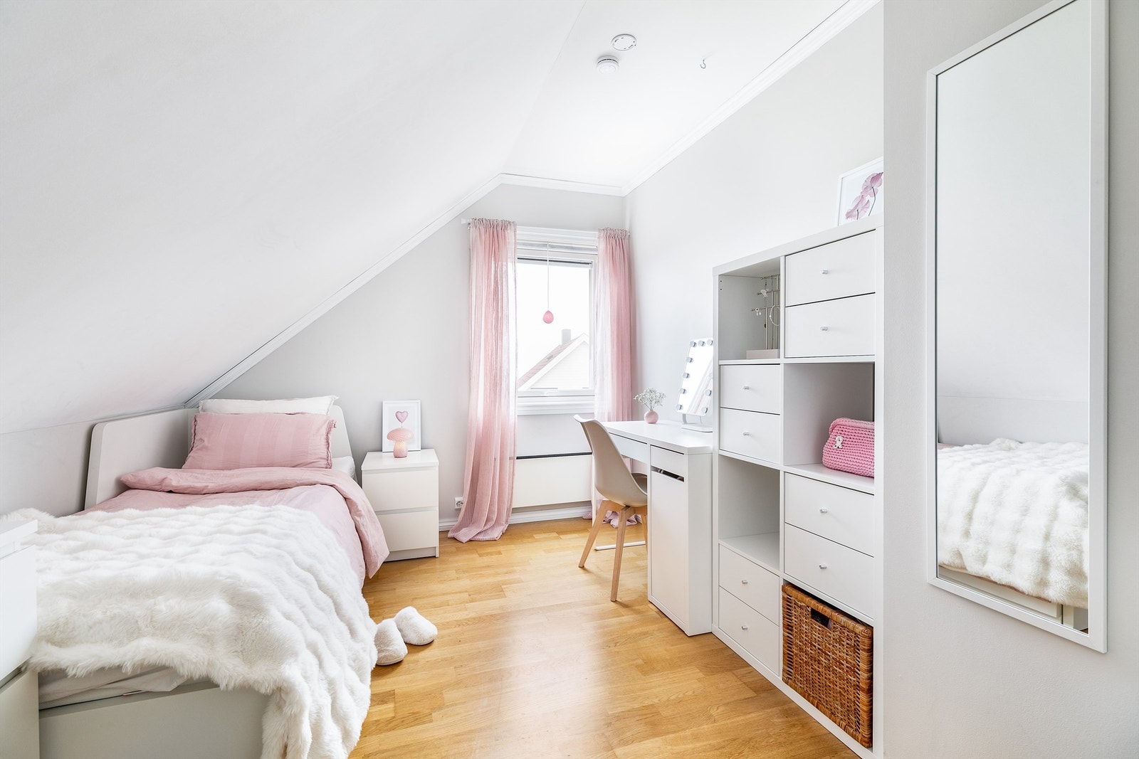 Soverommene i andre etasje er utmerkede barnerom. Dette og tilstøtende rom har begge over 10 kvm. gulvflate hver. Galleribilde