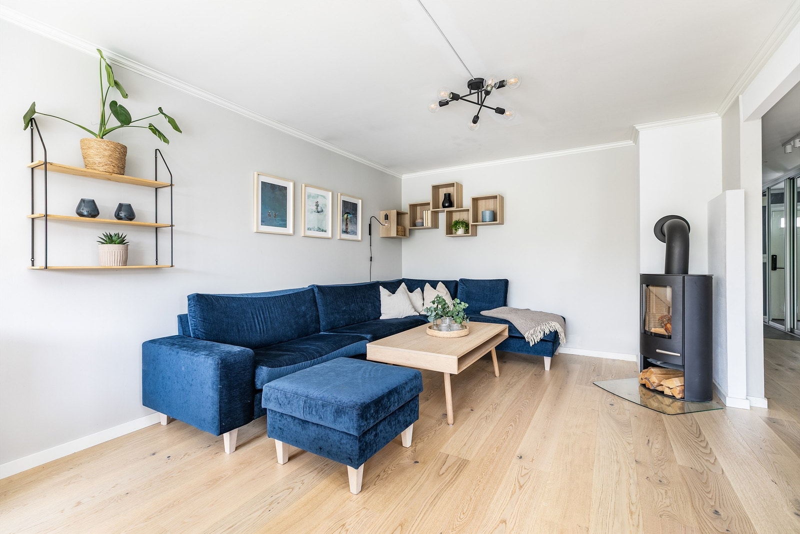 Stuens opprinnelige del ble i 2015 pusset opp med nye overflater. Det ble lagt én-stavs parkett i 2024. Vedovnen ble montert i 2022. Galleribilde