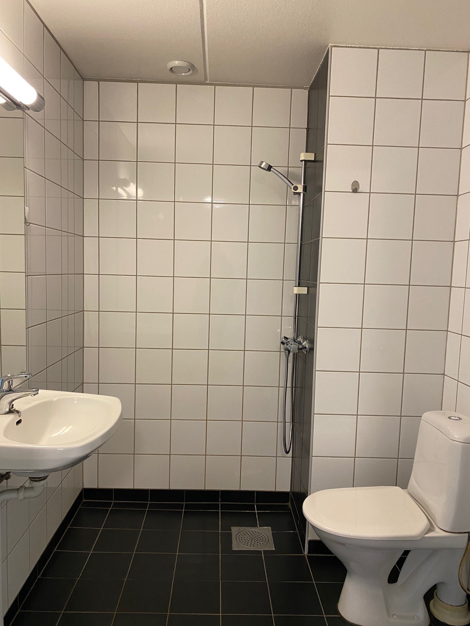 Bad med gulvvarme og opplegg til vaskemaskin Galleribilde
