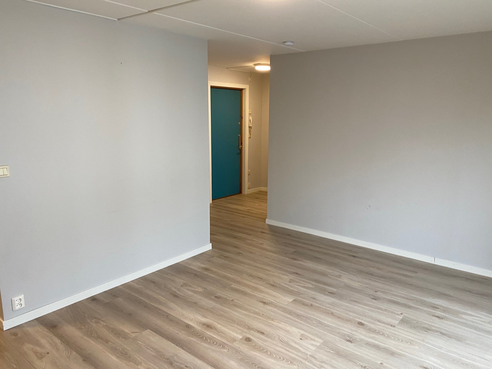 Stue mot entre. Galleribilde