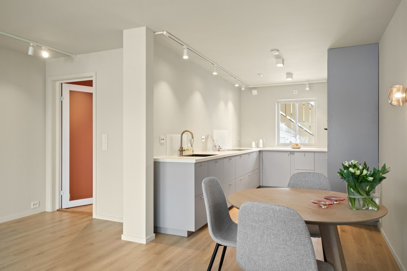 Leiligheten inneholder en romslig stue med delvis åpen løsning mot kjøkkenet som er fra 2026. Galleribilde