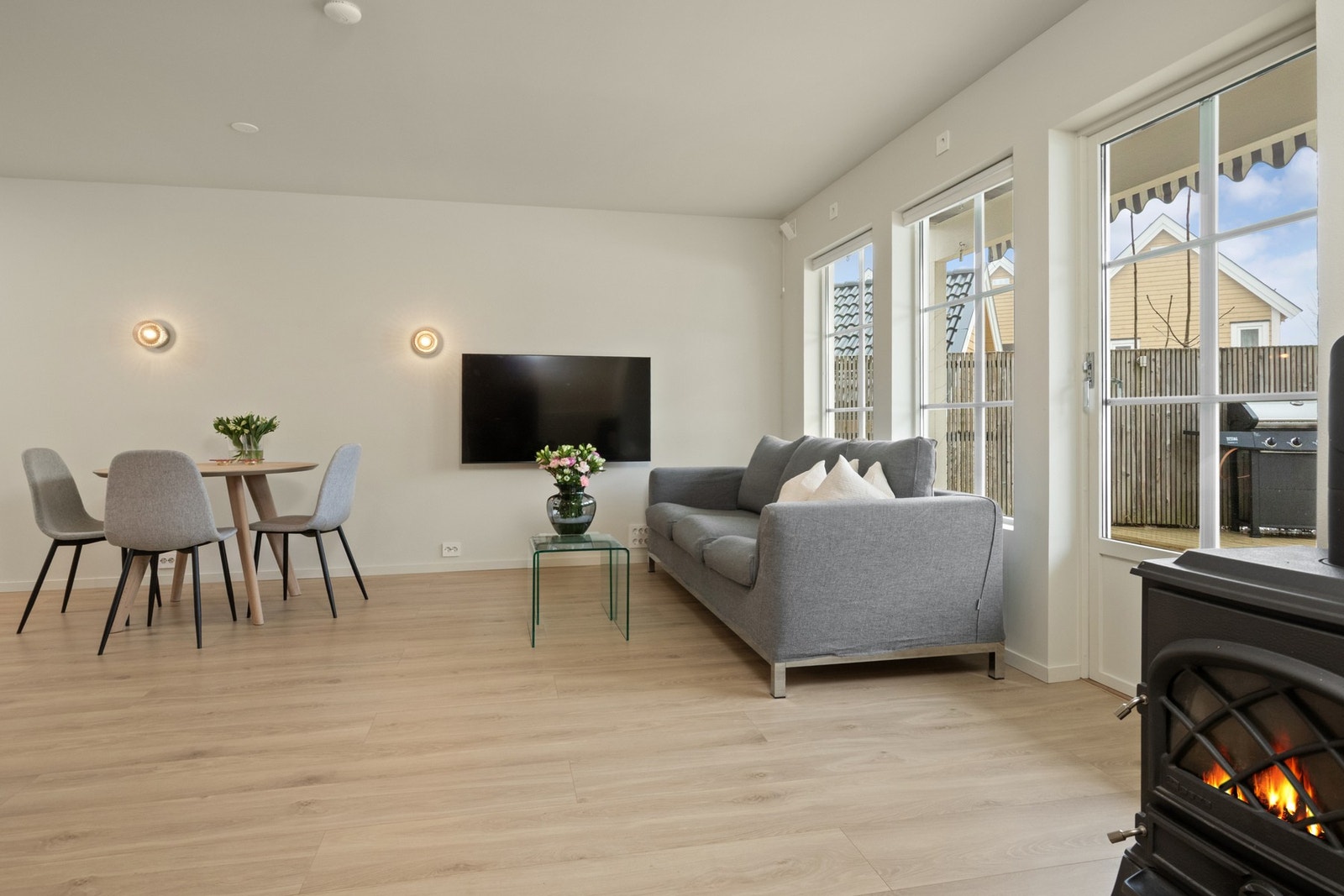 Her er det mange og store vindusflater som gir godt med naturlig lys. Galleribilde