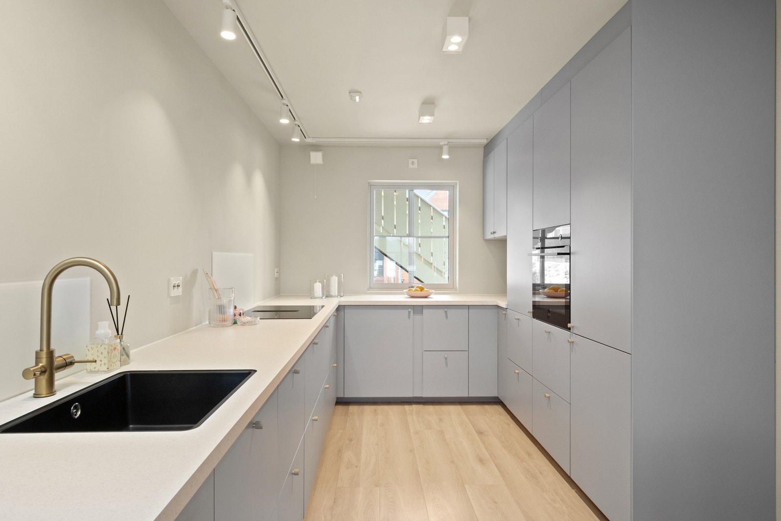 Hafa Kjøkkenblander vow messing med avstenging for oppvaskmaskin Galleribilde